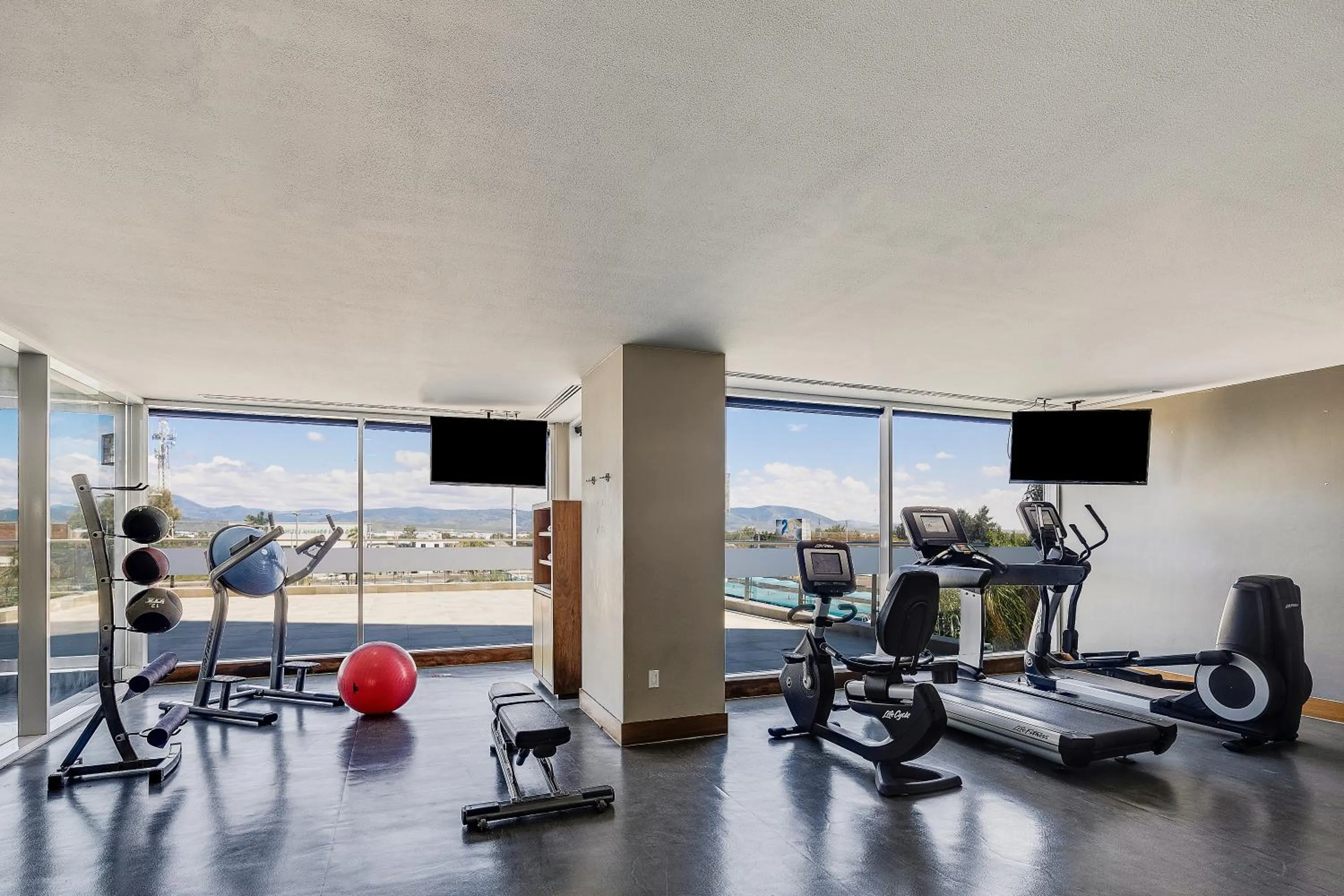 Fitness centre/facilities in Fiesta Inn Suites Aeropuerto del Bajío