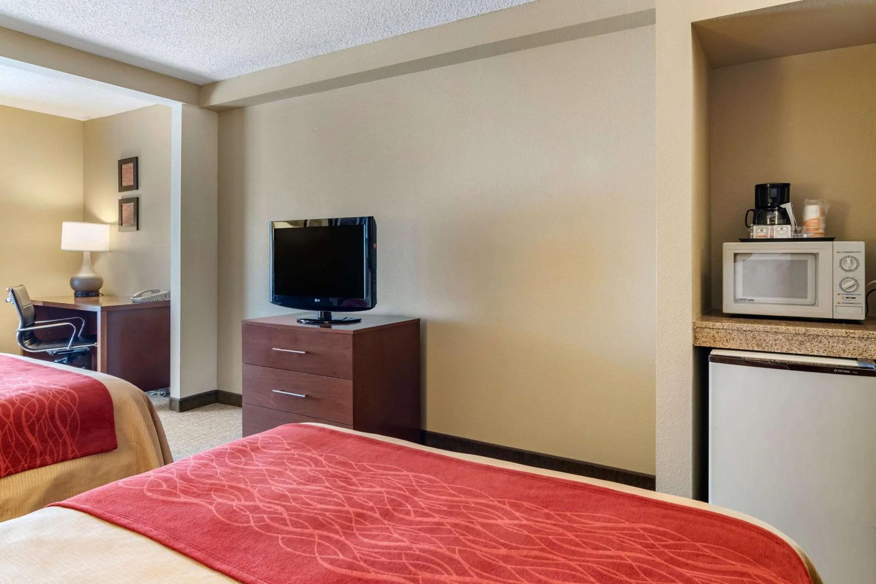 Photo of the whole room, Bed in Comfort Inn & Suites Suwanee - Sugarloaf