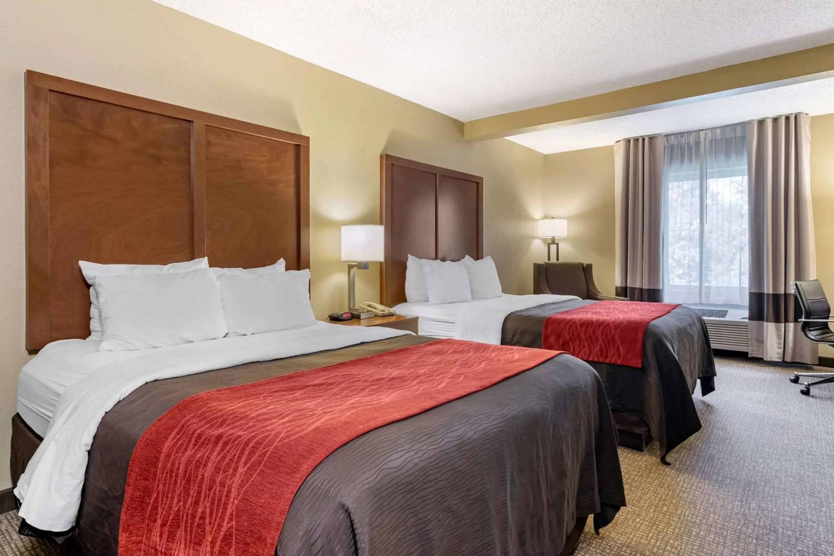Photo of the whole room, Bed in Comfort Inn & Suites Suwanee - Sugarloaf