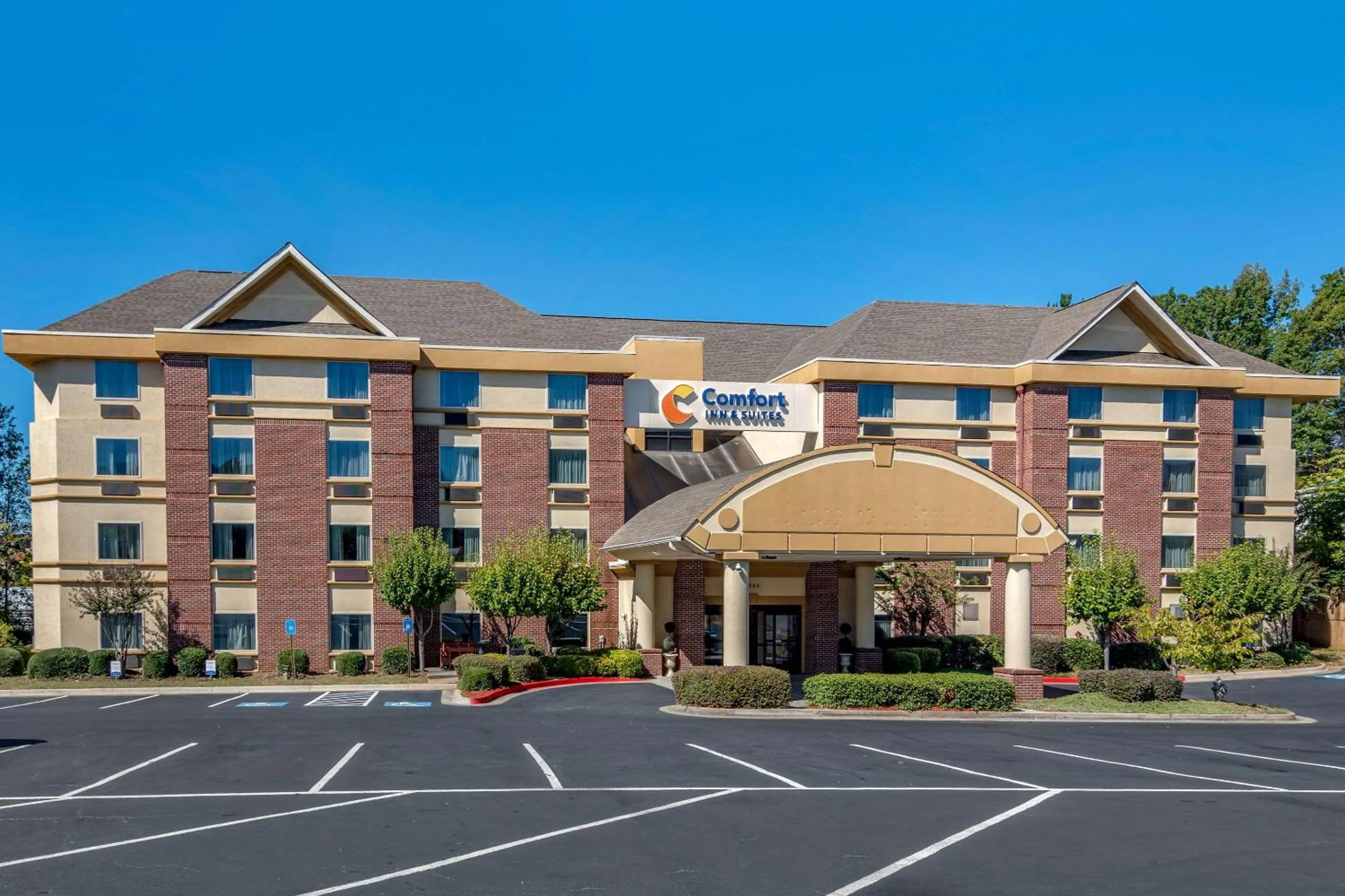 Property building in Comfort Inn & Suites Suwanee - Sugarloaf