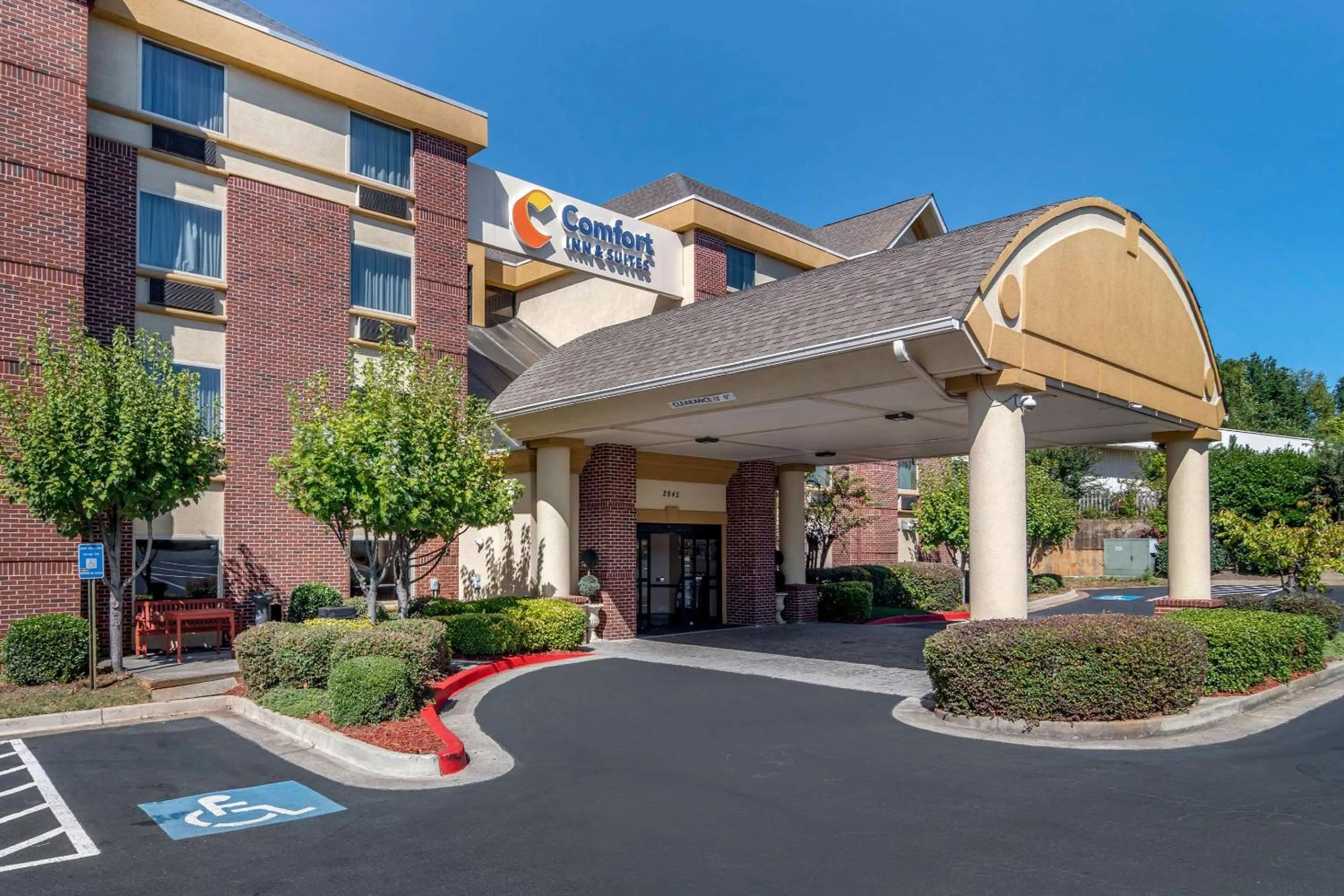 Property building in Comfort Inn & Suites Suwanee - Sugarloaf