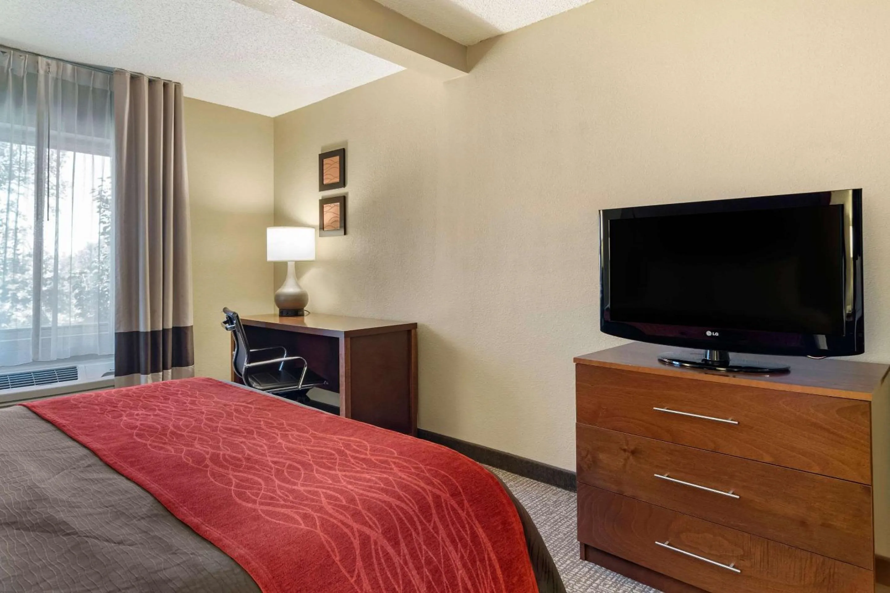 Photo of the whole room, Bed in Comfort Inn & Suites Suwanee - Sugarloaf