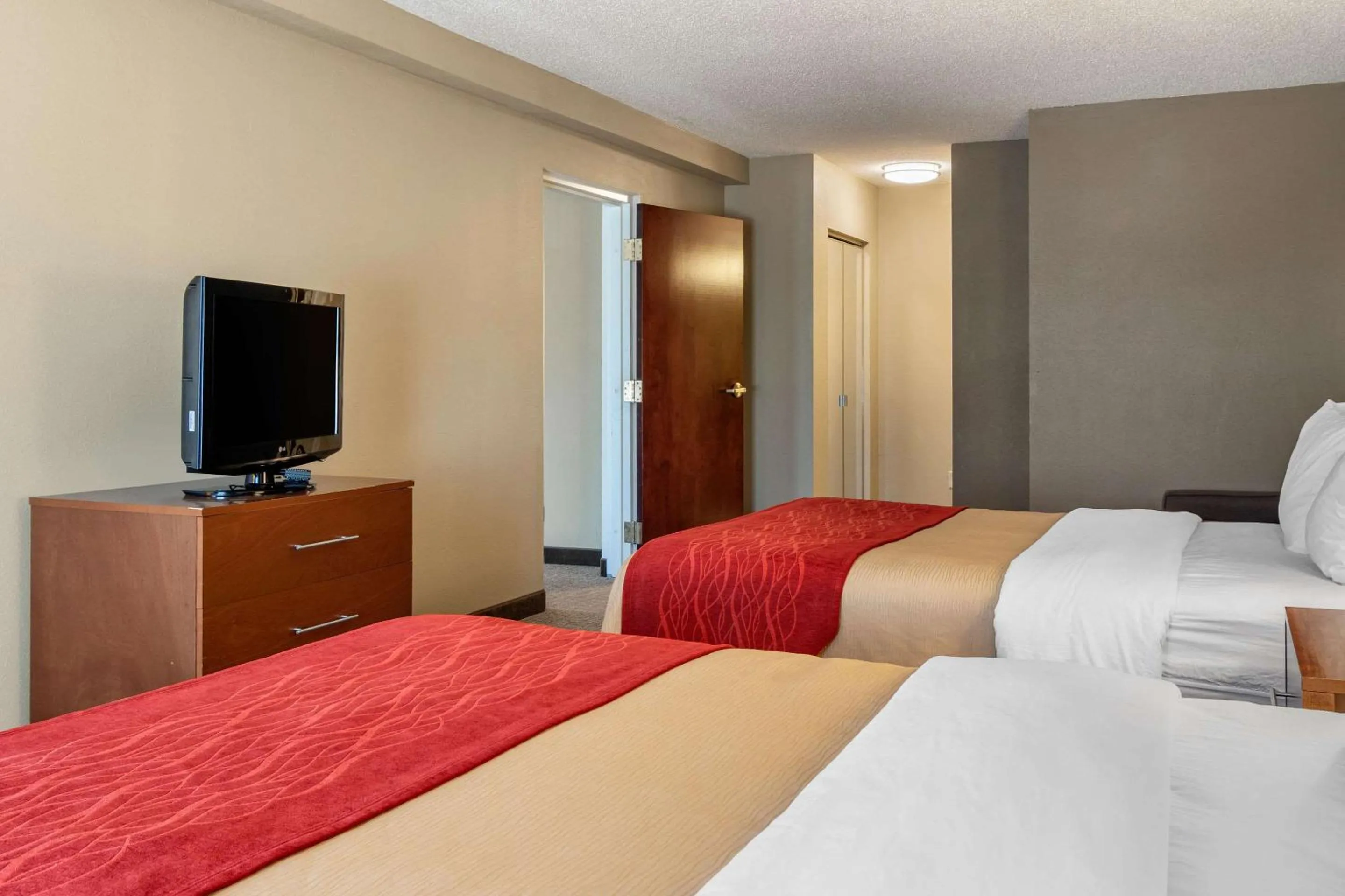 Photo of the whole room, Bed in Comfort Inn & Suites Suwanee - Sugarloaf