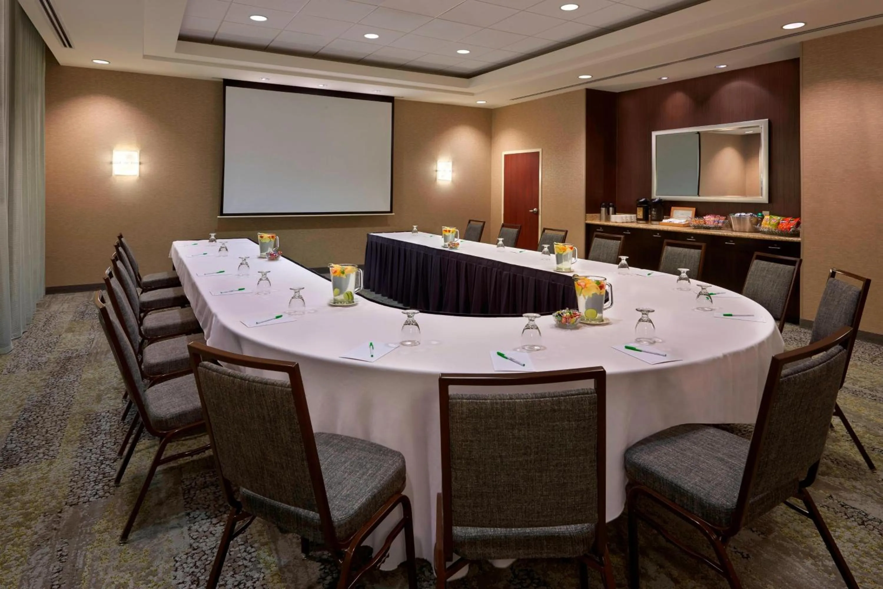 Meeting/conference room in Courtyard by Marriott Kingston Highway 401