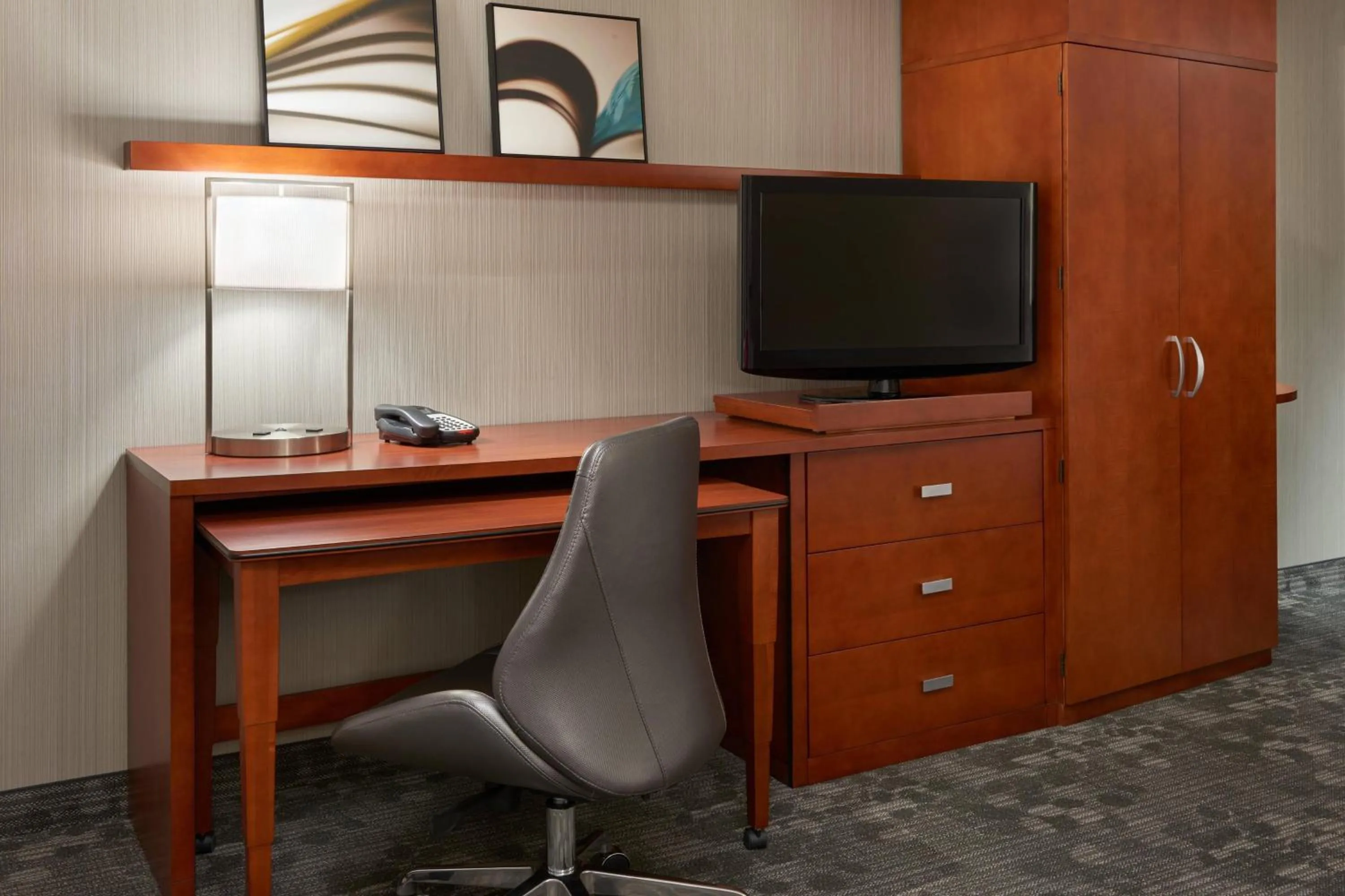 Photo of the whole room in Courtyard by Marriott Kingston Highway 401