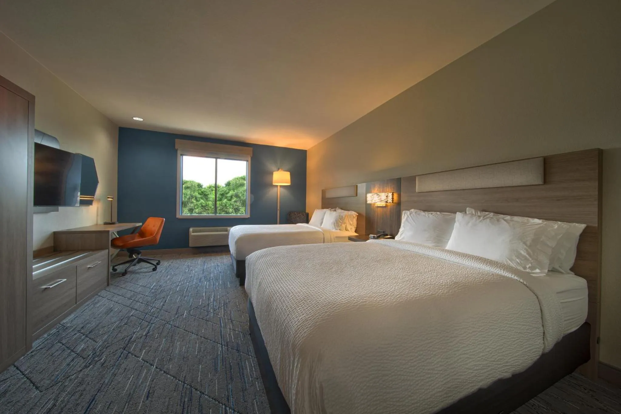 Photo of the whole room, Bed in Holiday Inn Express & Suites Cleveland by IHG