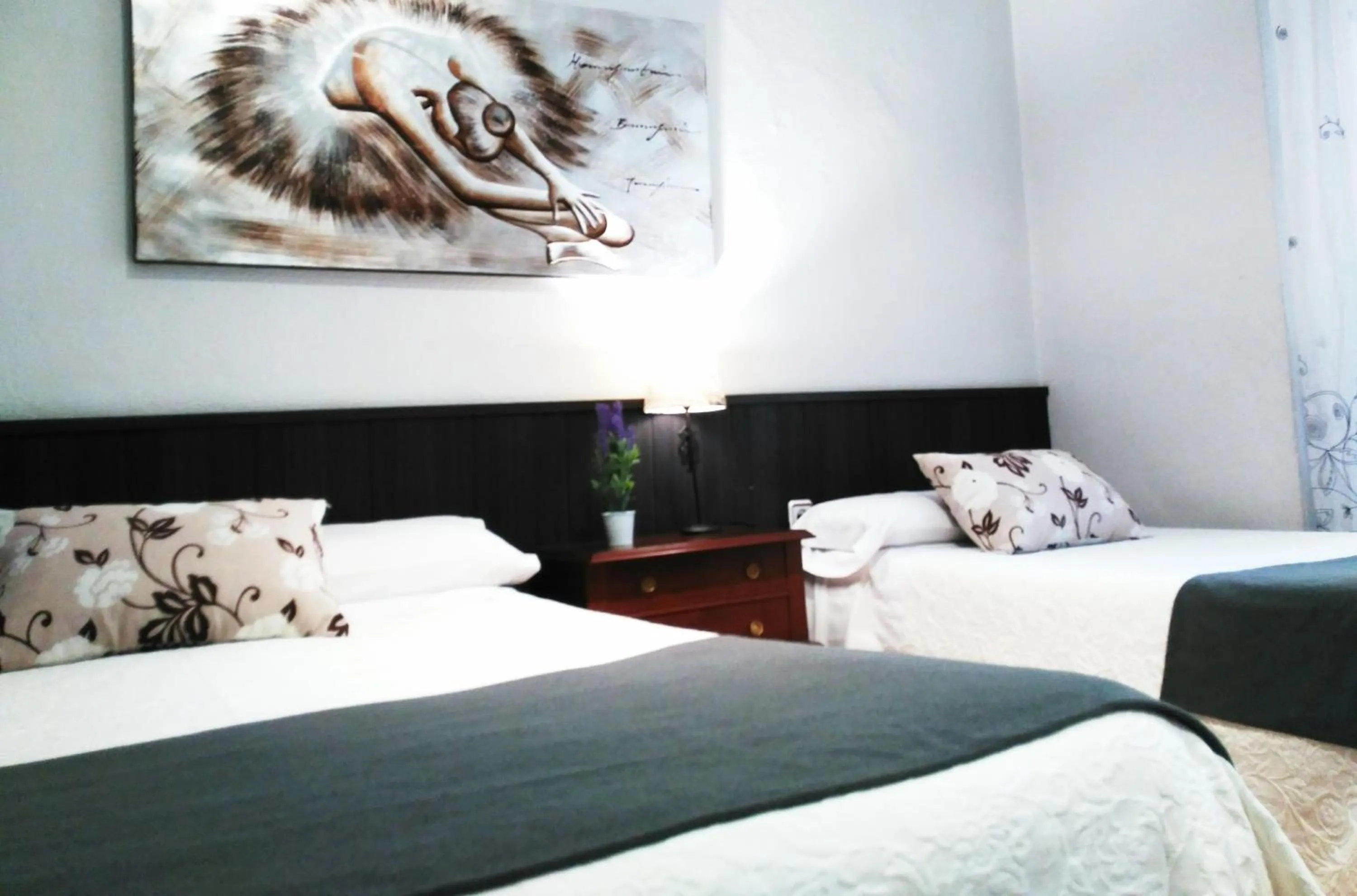 Bed in Hostal Bruña Paseo del Prado