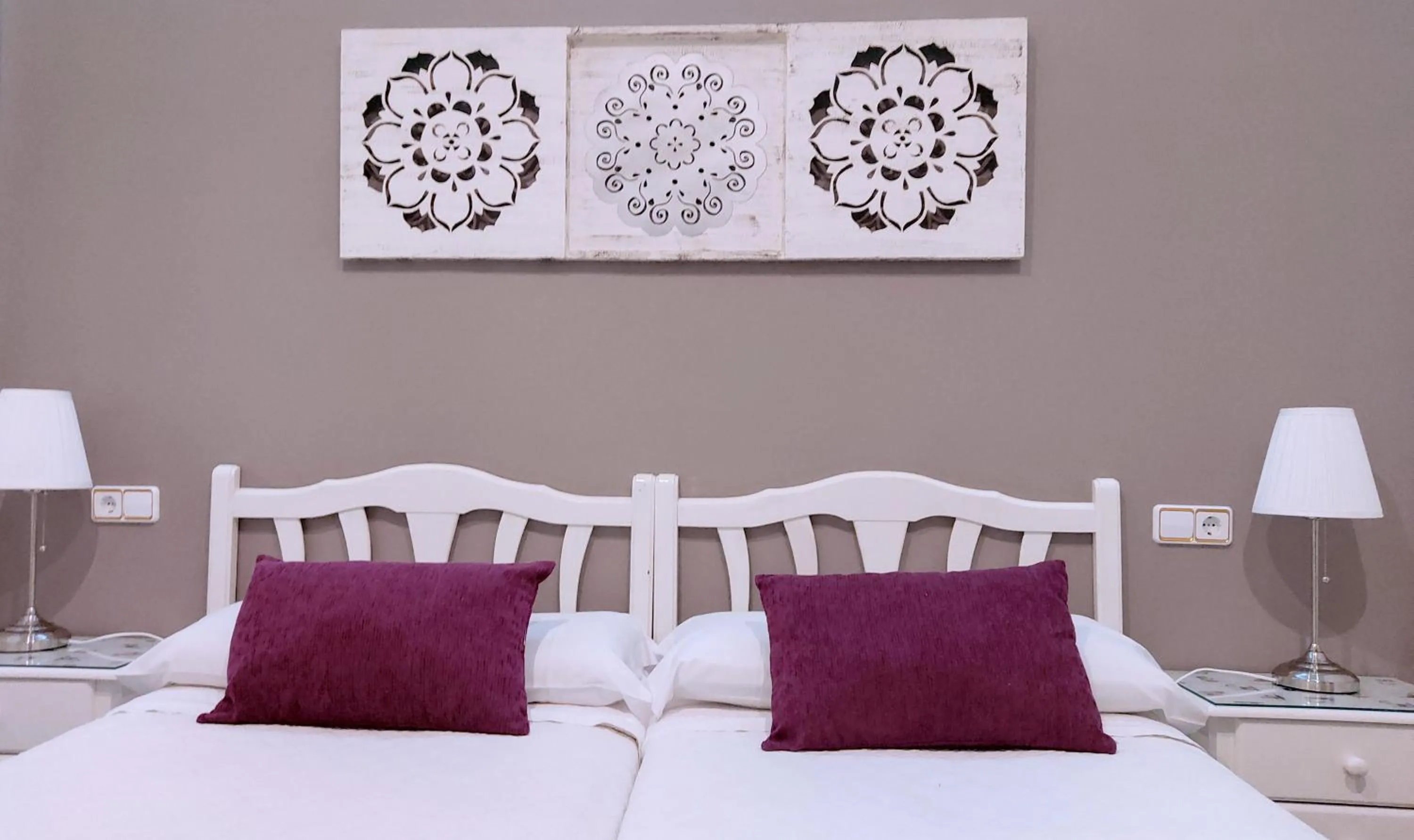 Bed in Hostal Bruña Paseo del Prado