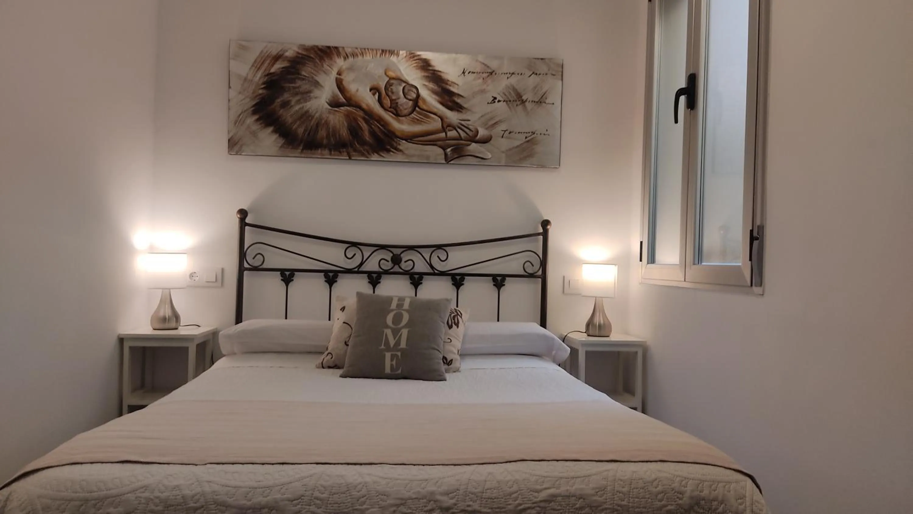 Bed in Hostal Bruña Paseo del Prado