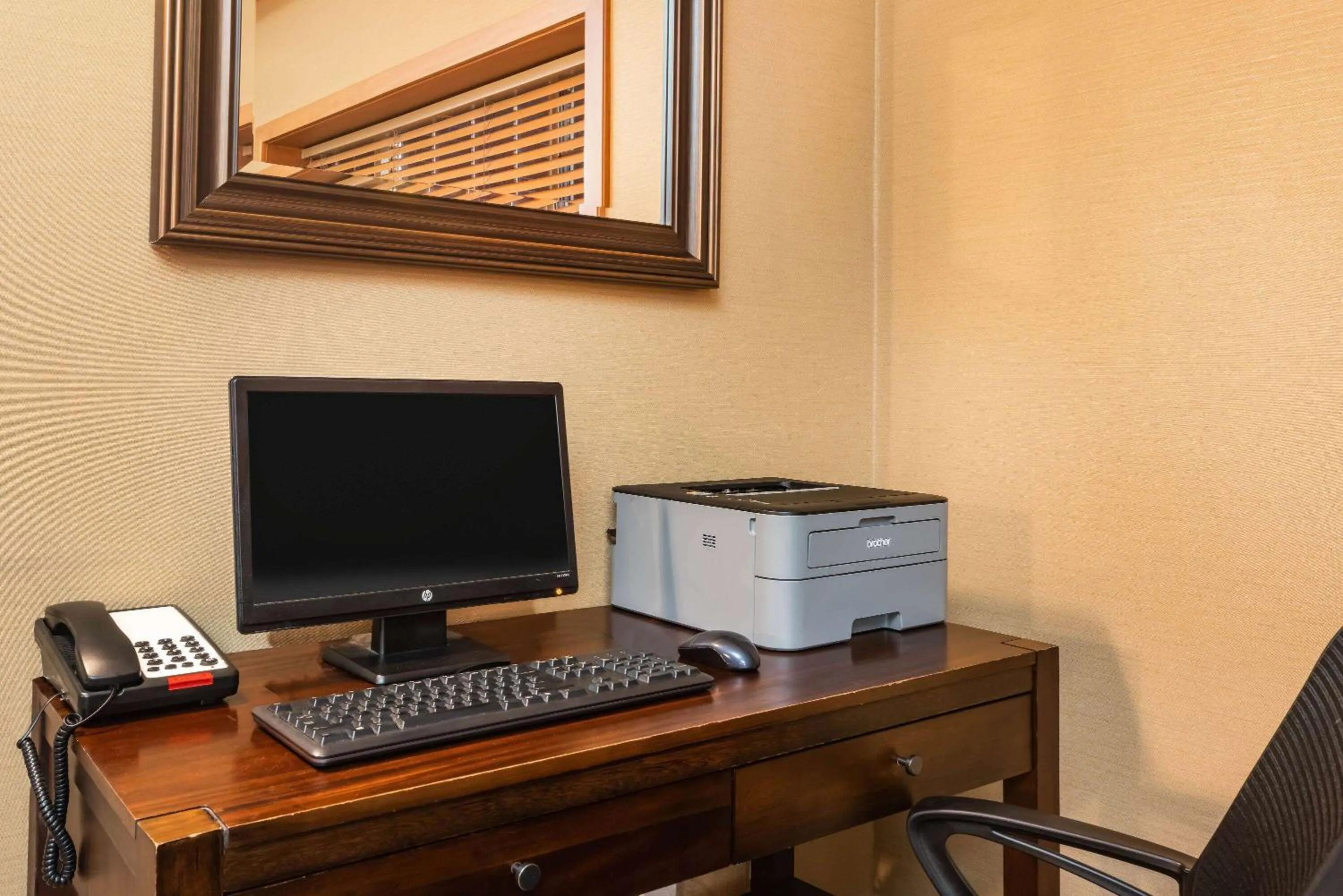 Business facilities in La Quinta by Wyndham Portland Airport