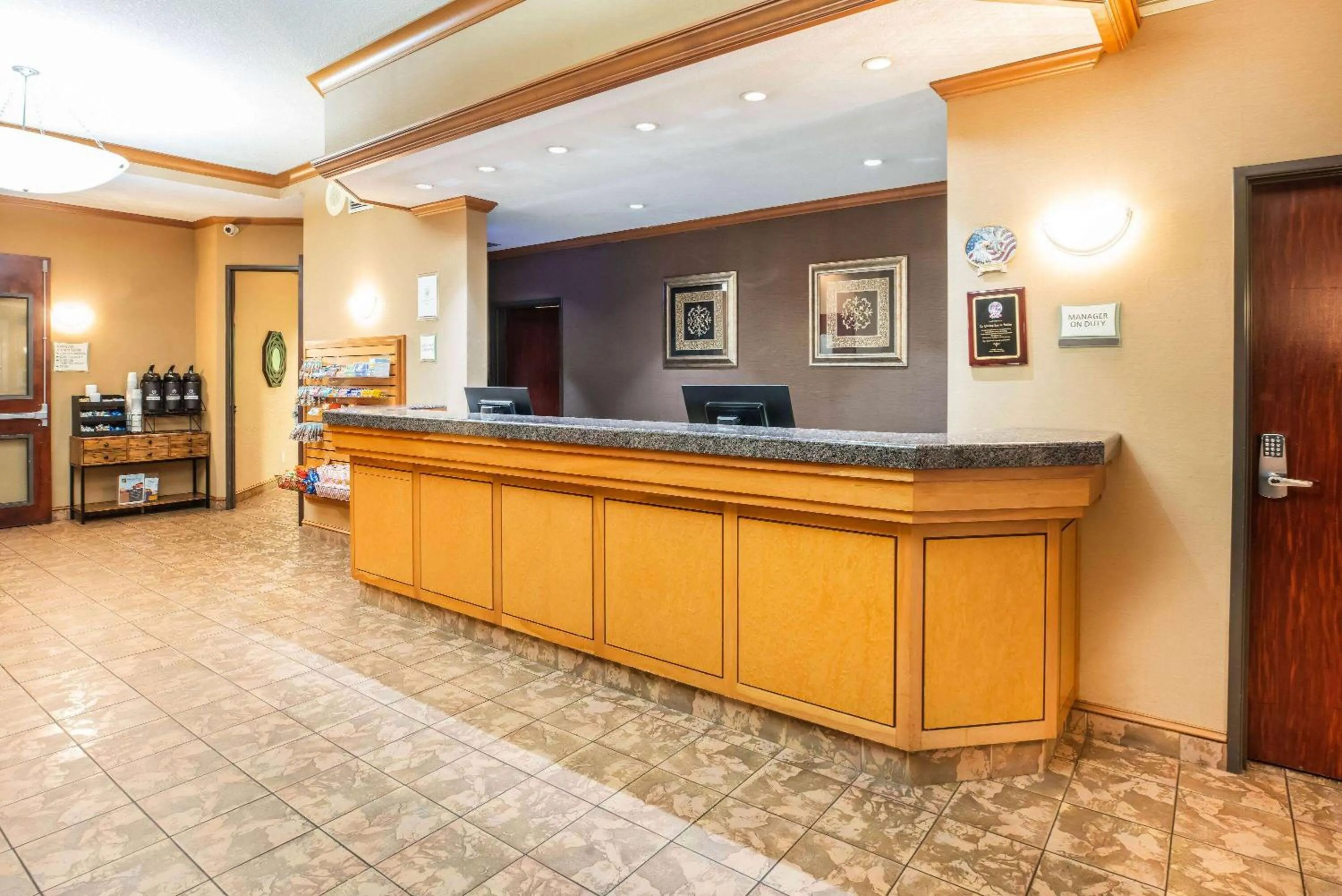 Lobby or reception in La Quinta by Wyndham Portland Airport