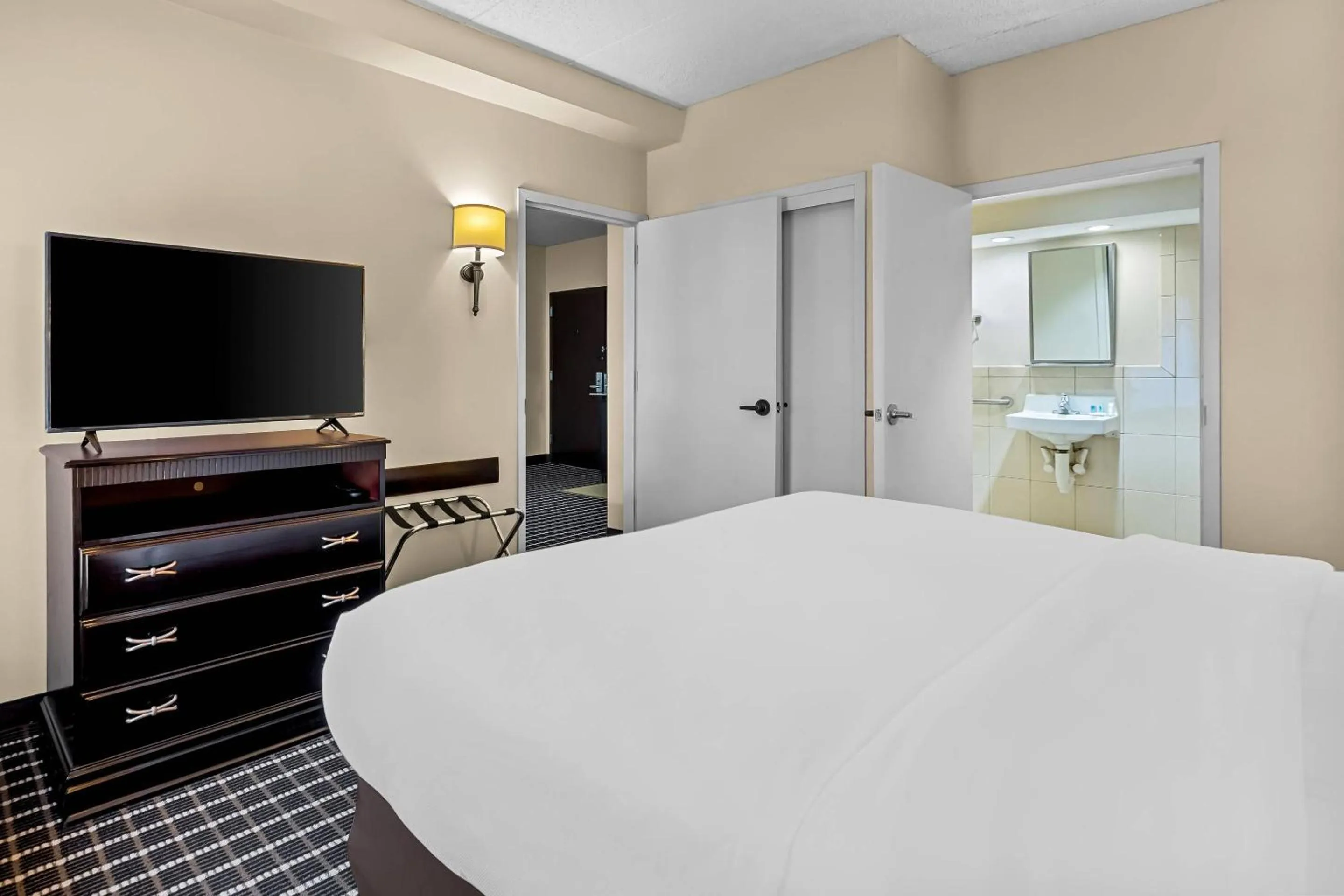 Bedroom, Bed in Comfort Inn & Suites Somerset - New Brunswick