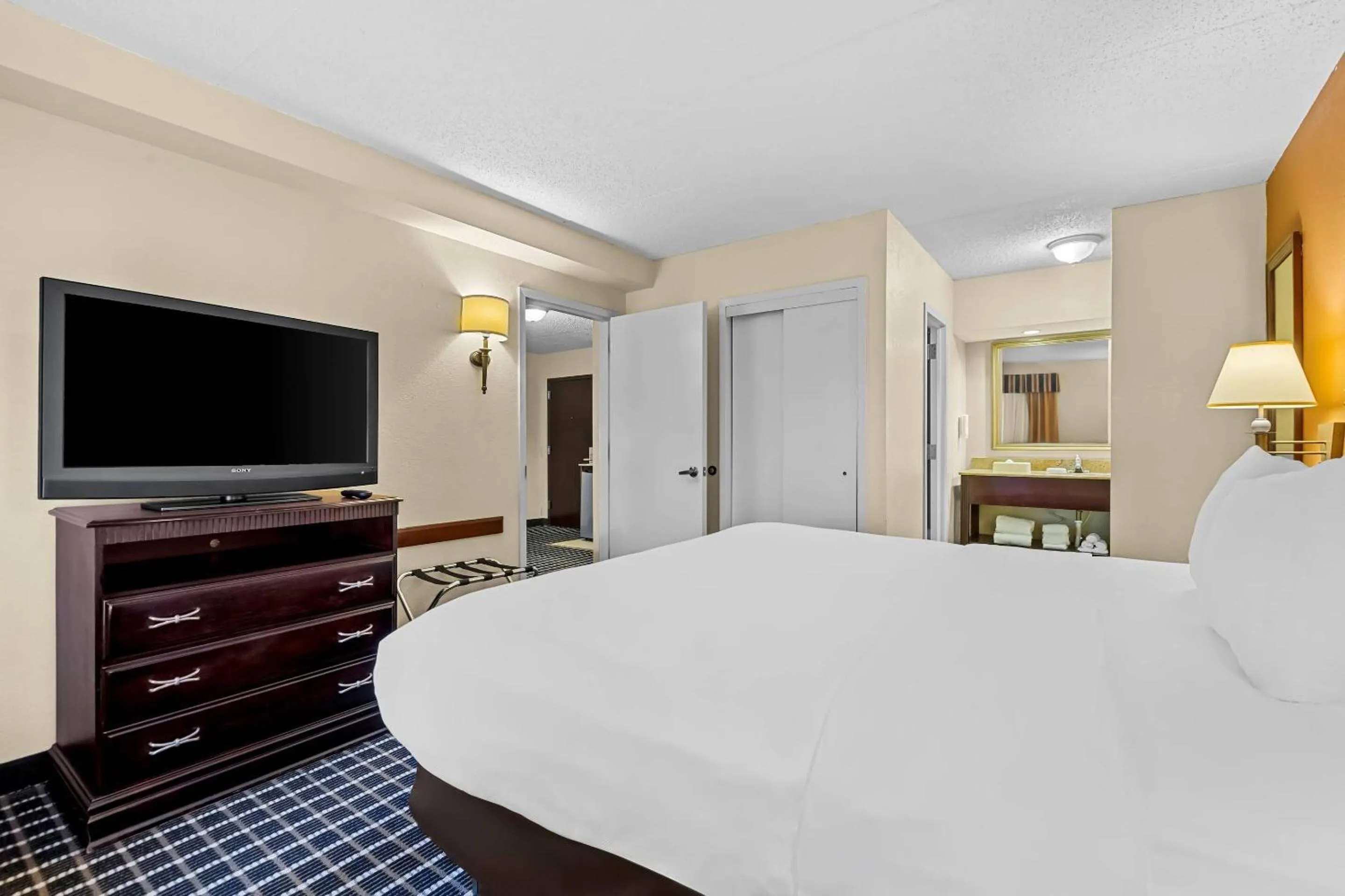Bedroom, Bed in Comfort Inn & Suites Somerset - New Brunswick