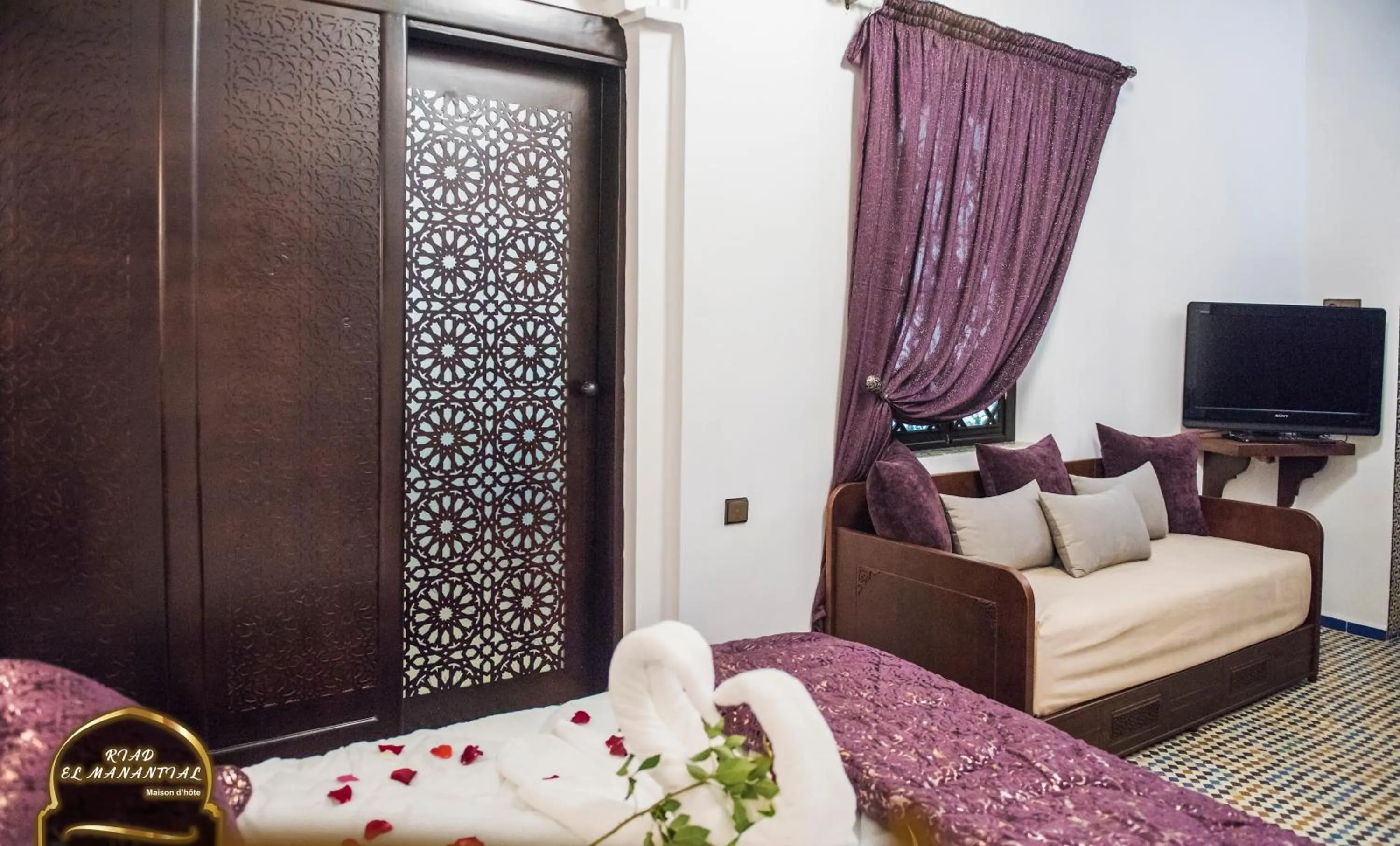 Inner courtyard view, Bed in Riad EL Manantial,Dar Hajjaj,Patrimonio del SXIX