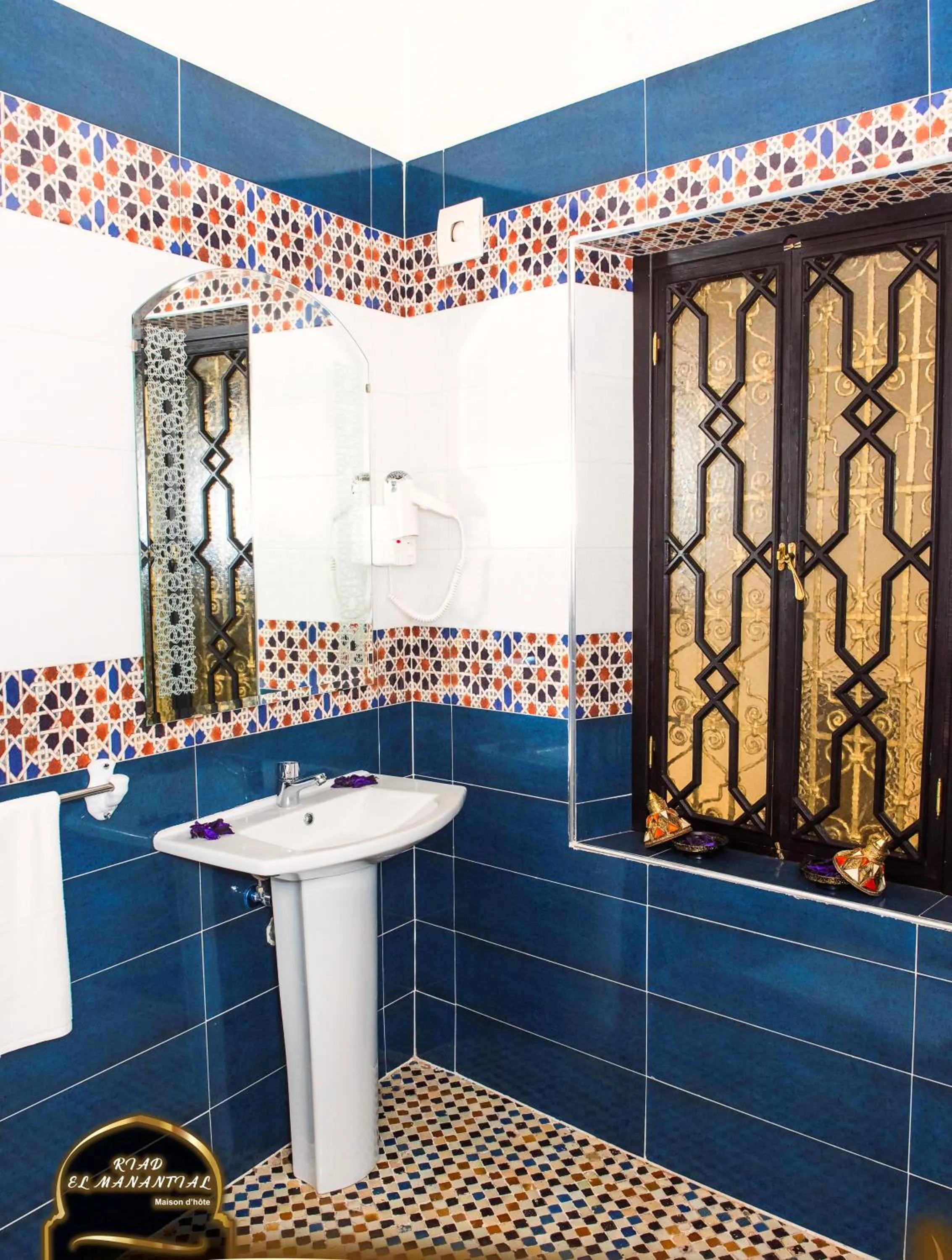 Shower in Riad EL Manantial,Dar Hajjaj,Patrimonio del SXIX
