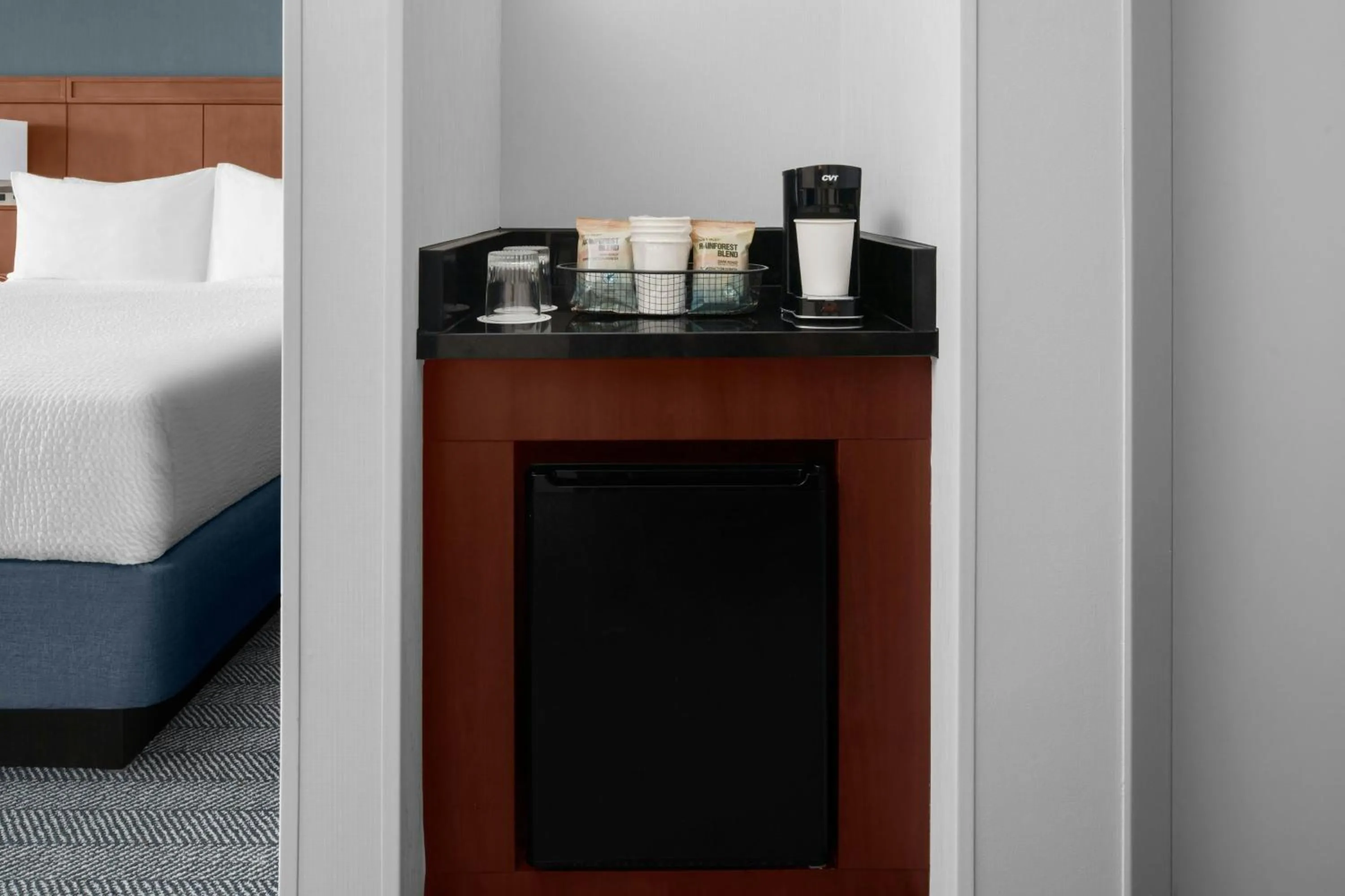 Photo of the whole room, Bed in Courtyard Pittsburgh Settlers Ridge/Robinson Township