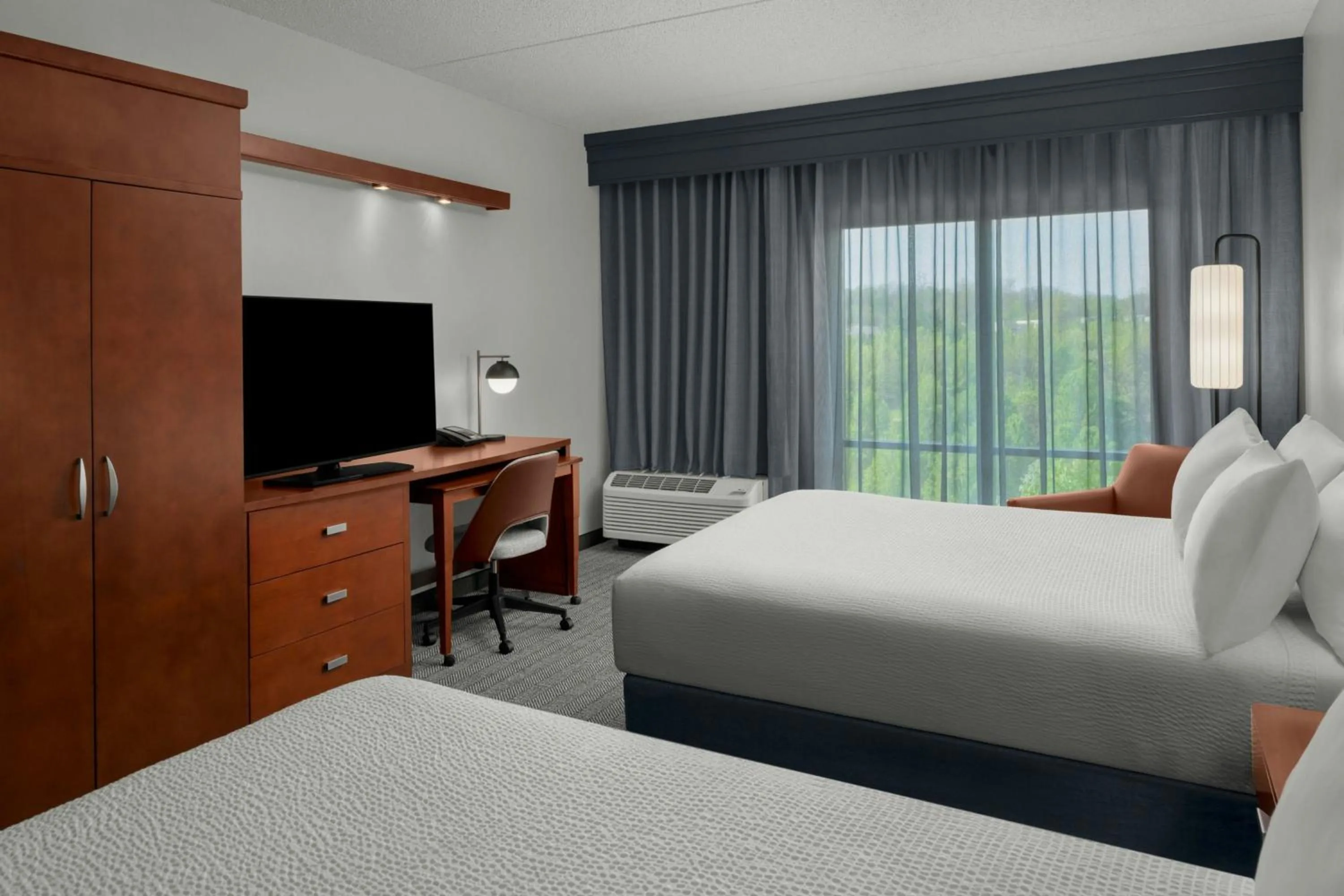 Photo of the whole room, Bed in Courtyard Pittsburgh Settlers Ridge/Robinson Township