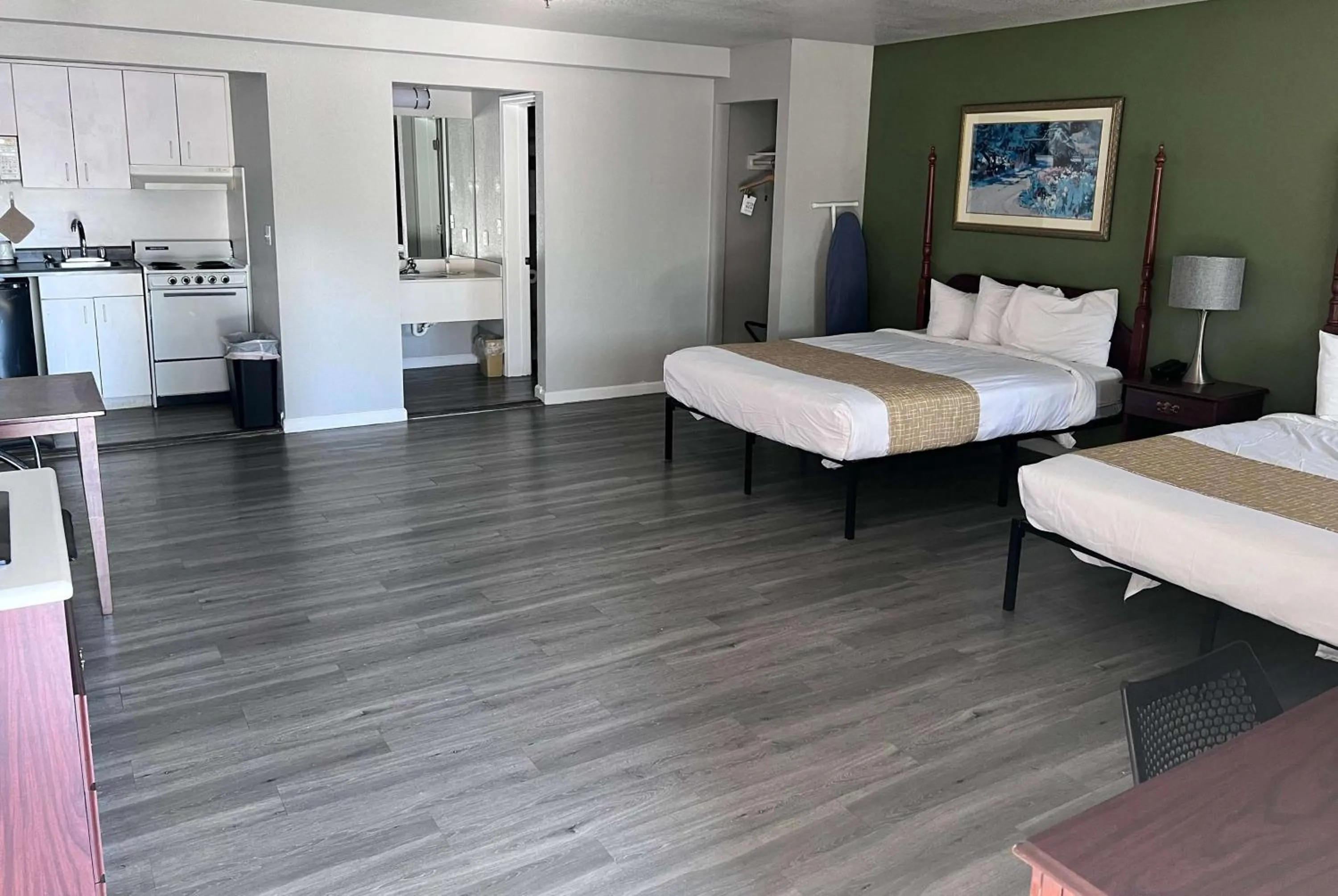 Photo of the whole room, Bed in Travelodge by Wyndham Redding CA