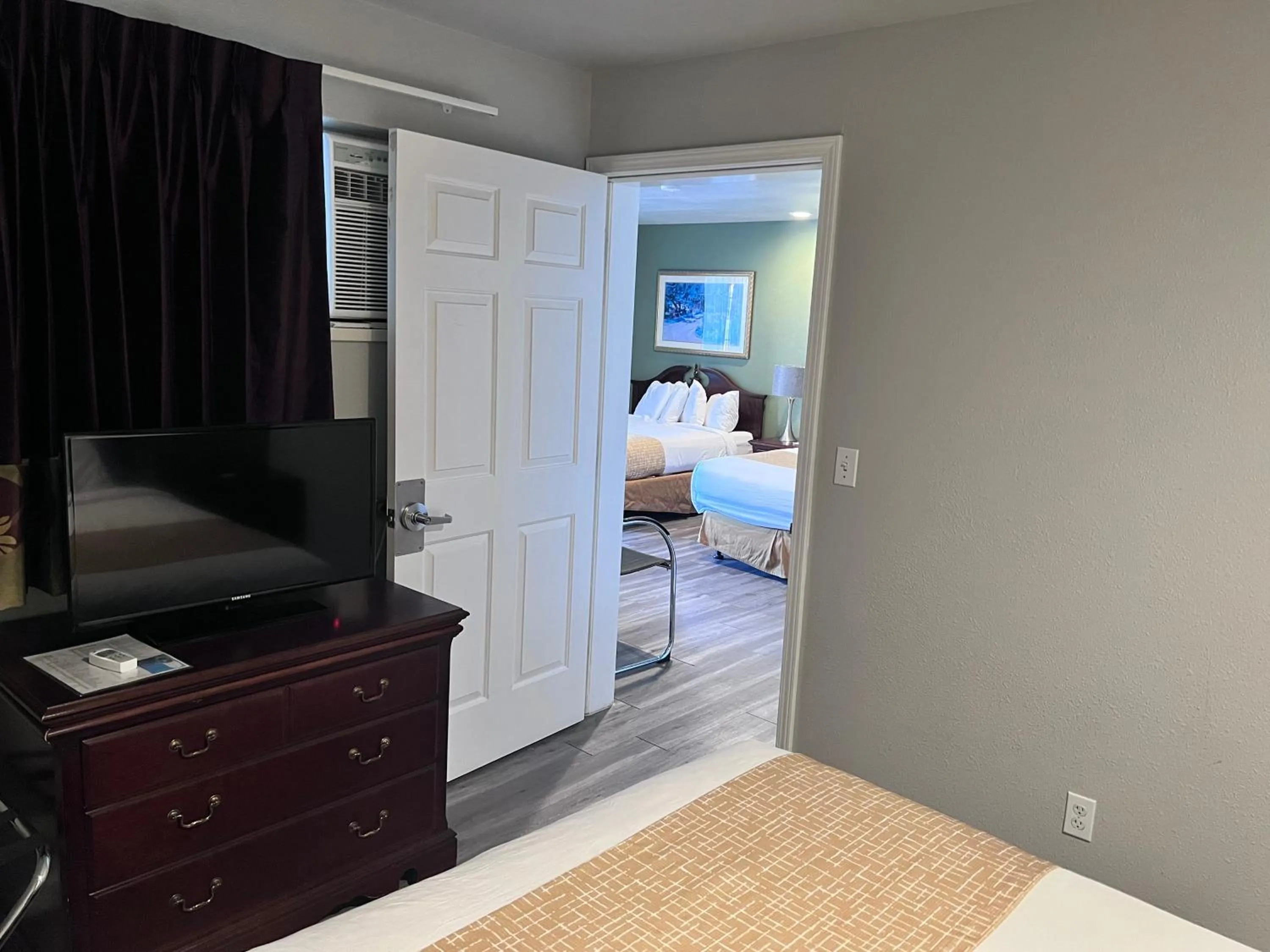 Bed in Travelodge by Wyndham Redding CA