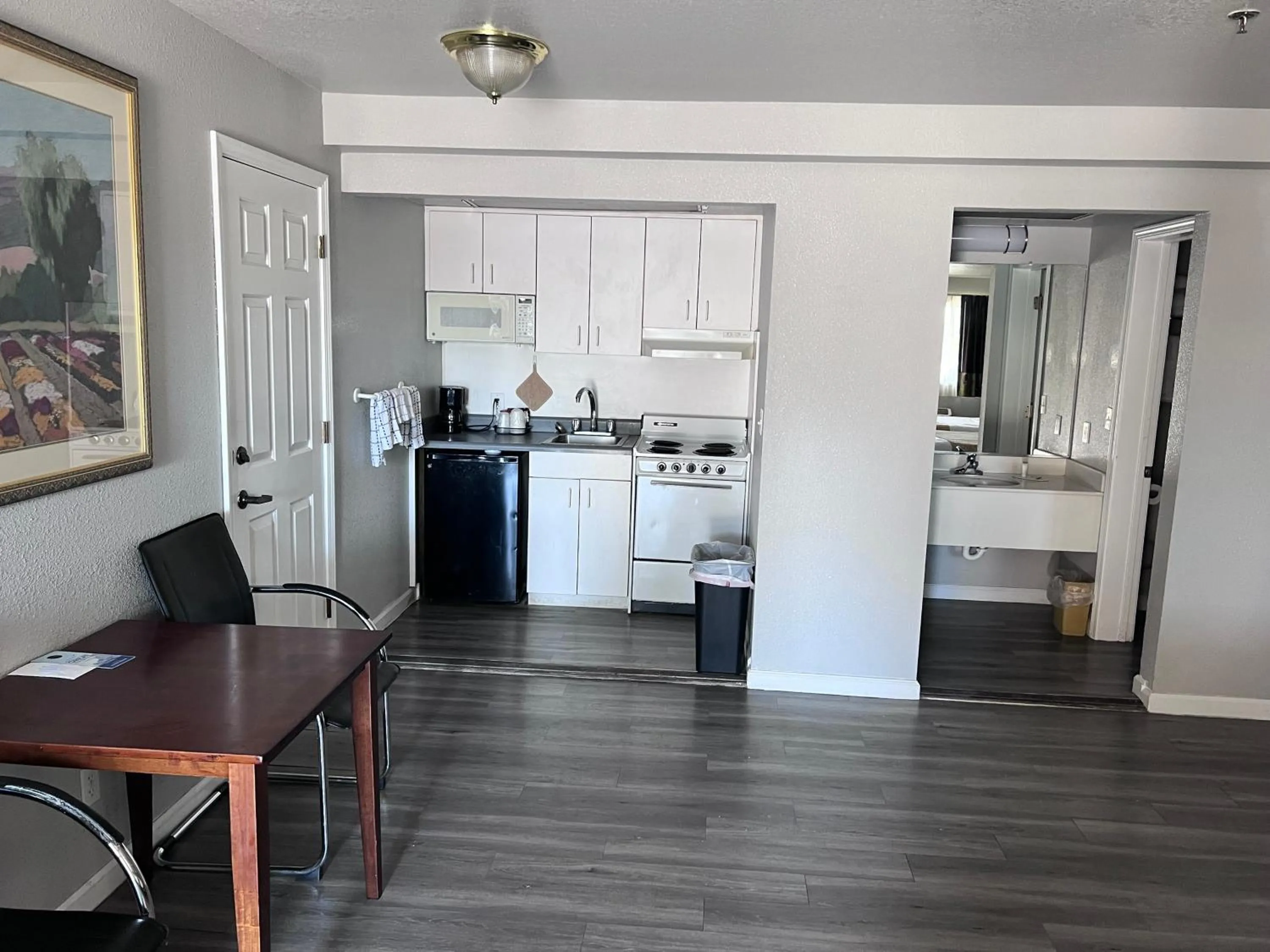 Kitchen or kitchenette in Travelodge by Wyndham Redding CA