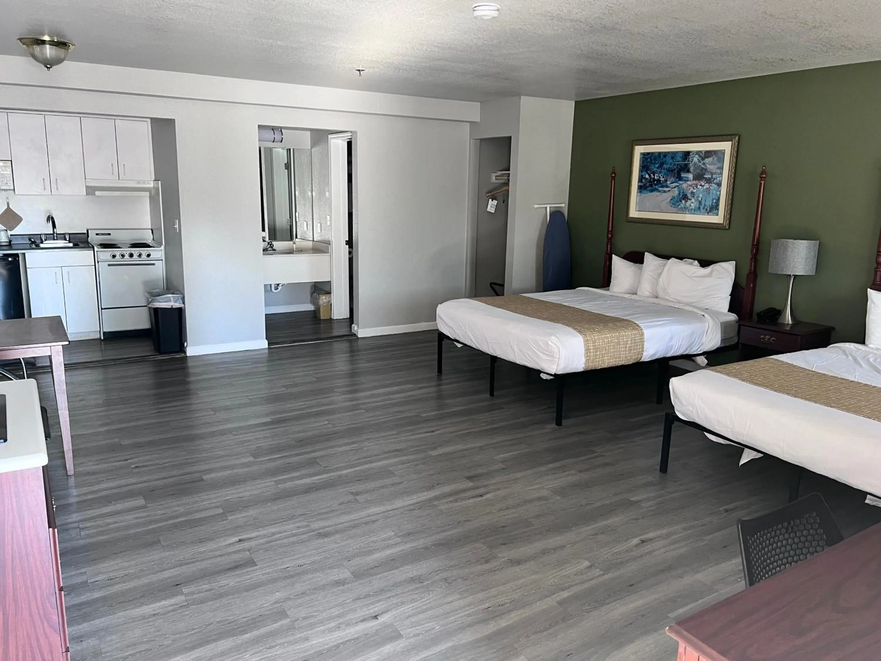 Photo of the whole room, Bed in Travelodge by Wyndham Redding CA