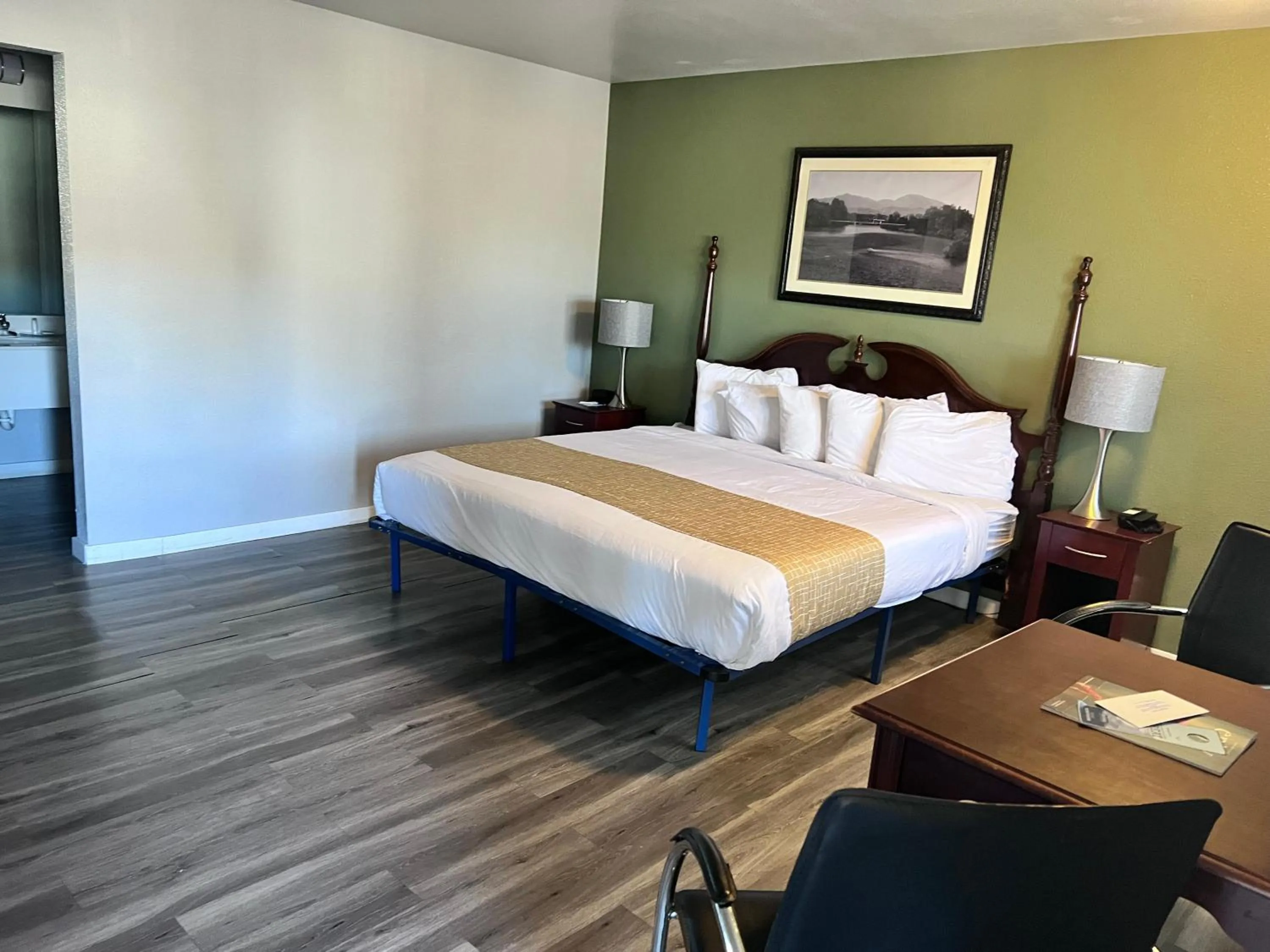 Bedroom, Bed in Travelodge by Wyndham Redding CA