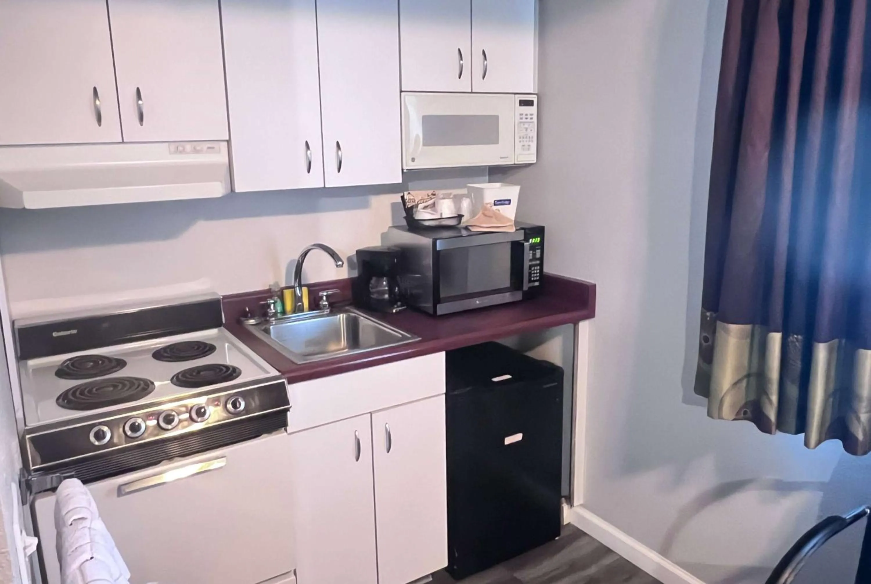 Kitchen or kitchenette in Travelodge by Wyndham Redding CA