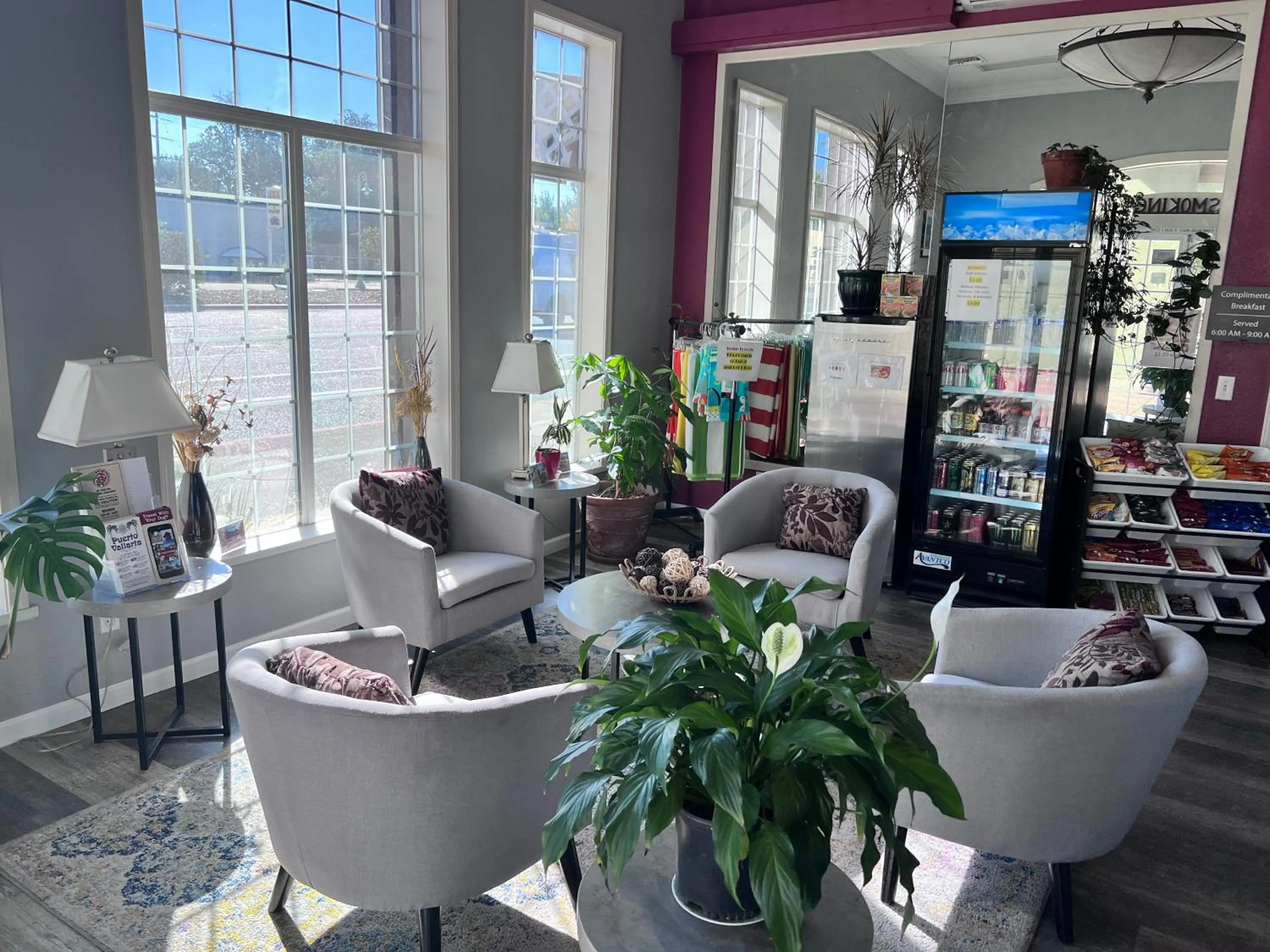 Lobby or reception in Travelodge by Wyndham Redding CA