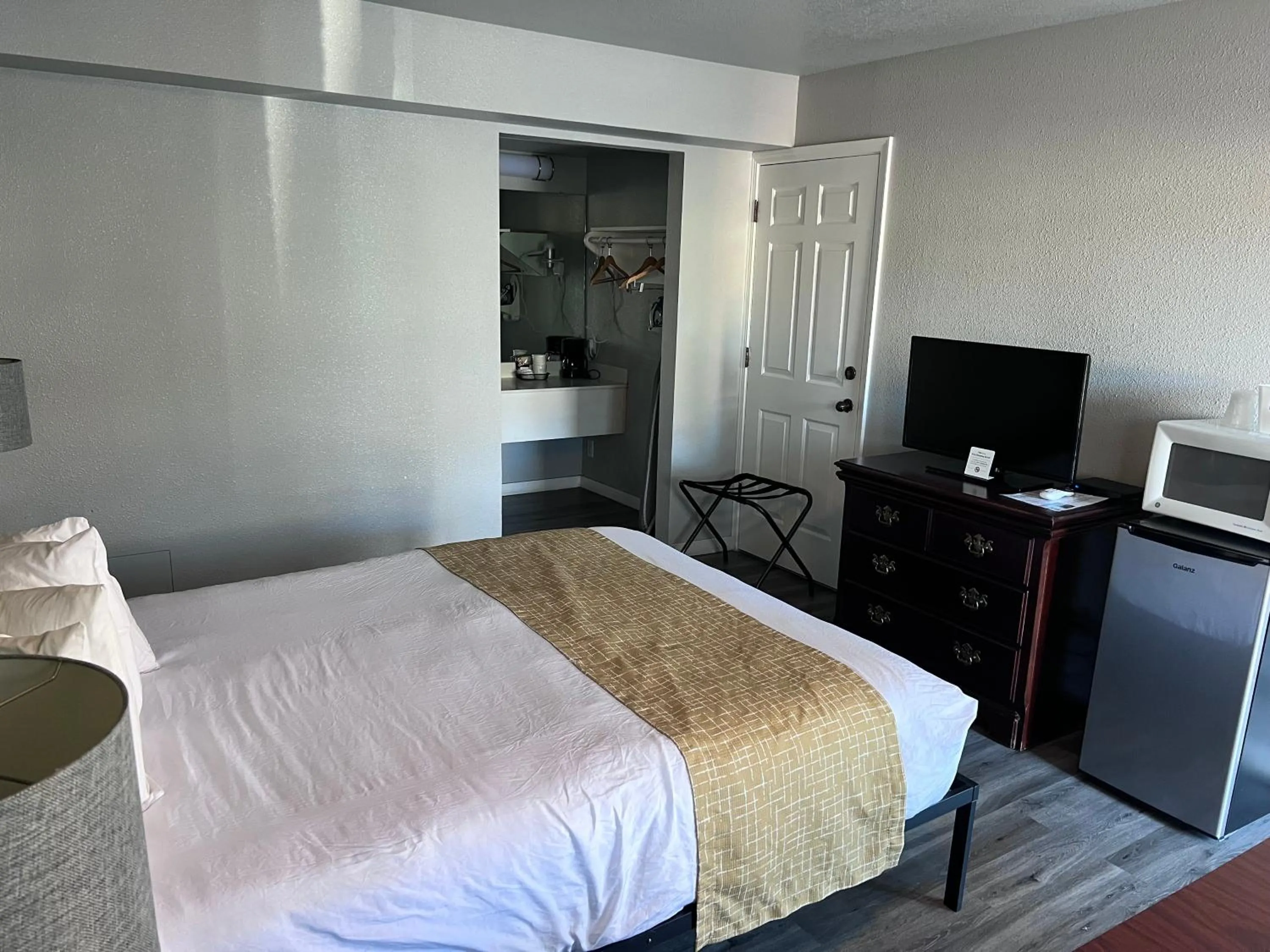 Bed in Travelodge by Wyndham Redding CA