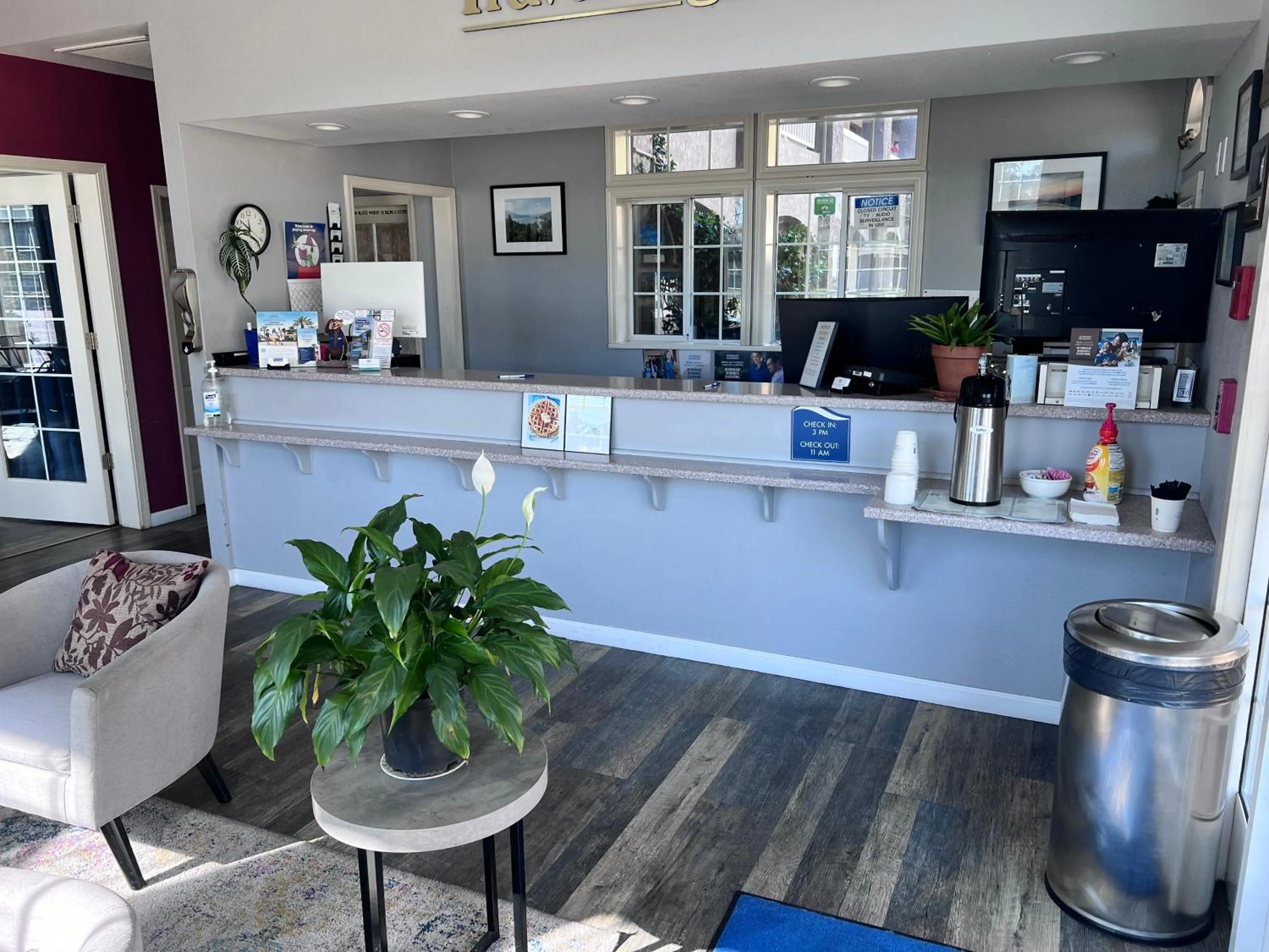 Lobby or reception in Travelodge by Wyndham Redding CA