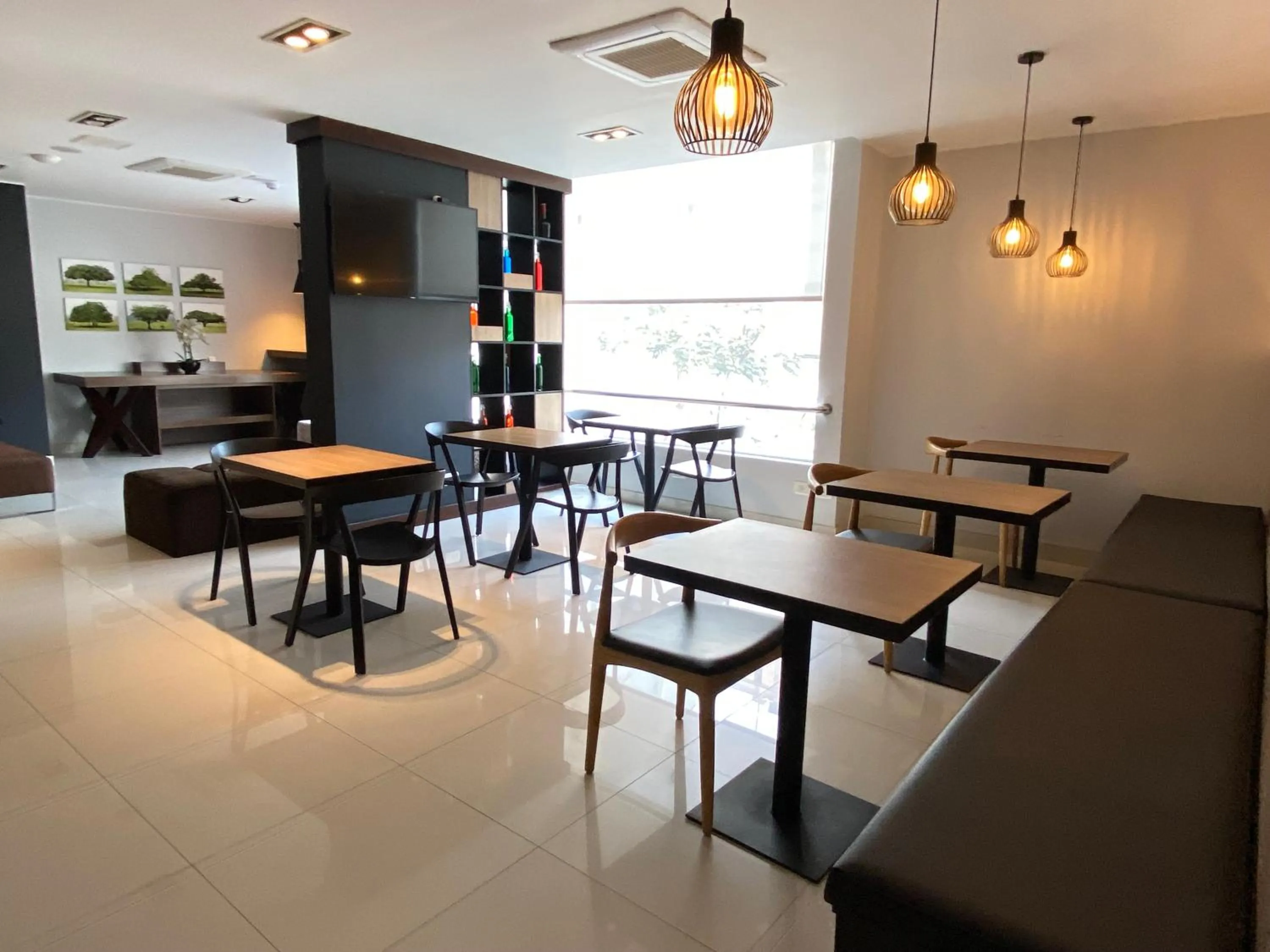 Restaurant/places to eat in Habitat Hotel