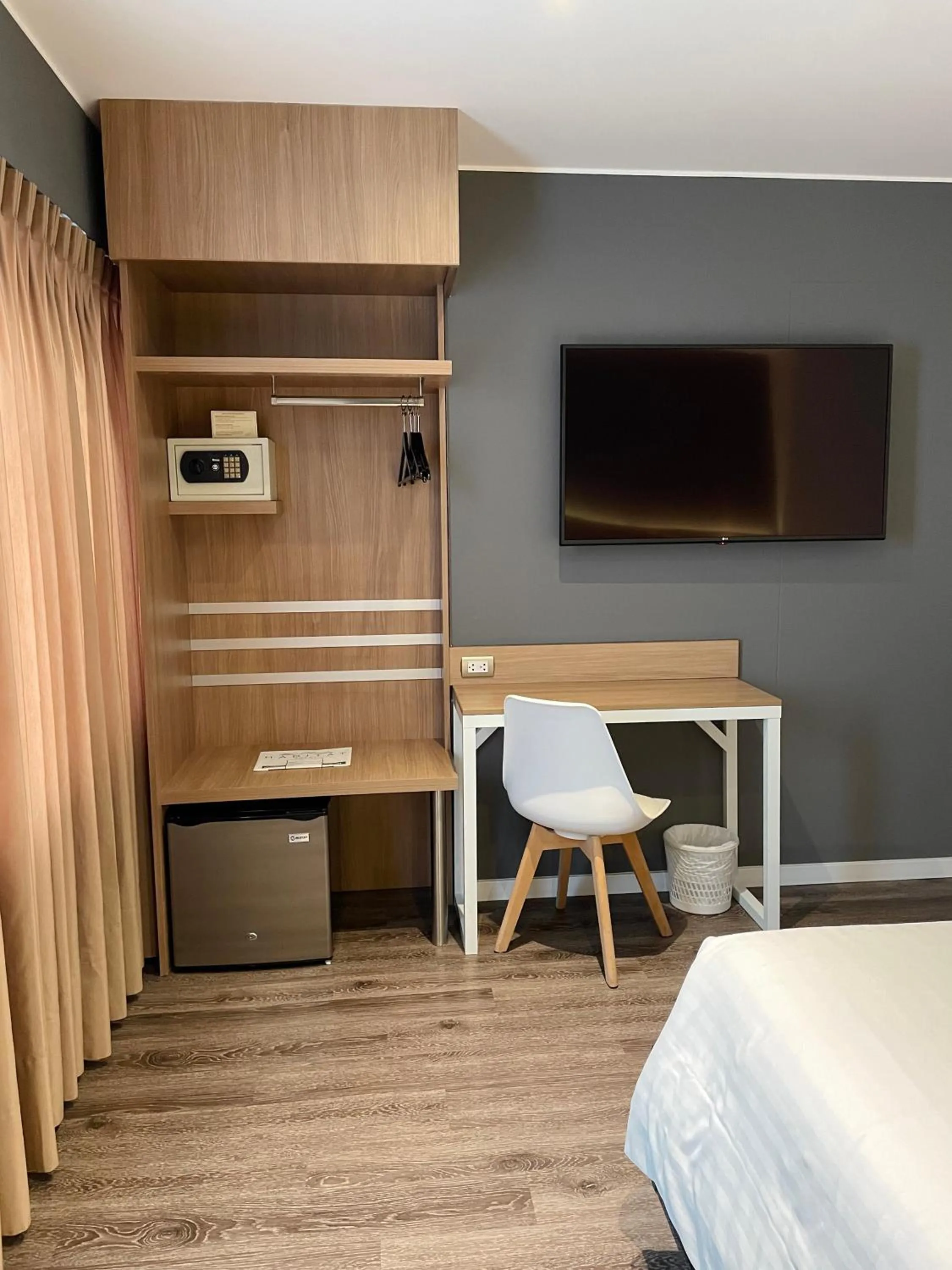 Bedroom, Bed in Habitat Hotel