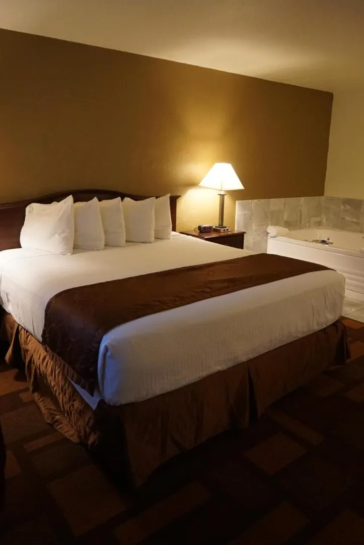 Bed in Days Inn & Suites by Wyndham Lodi