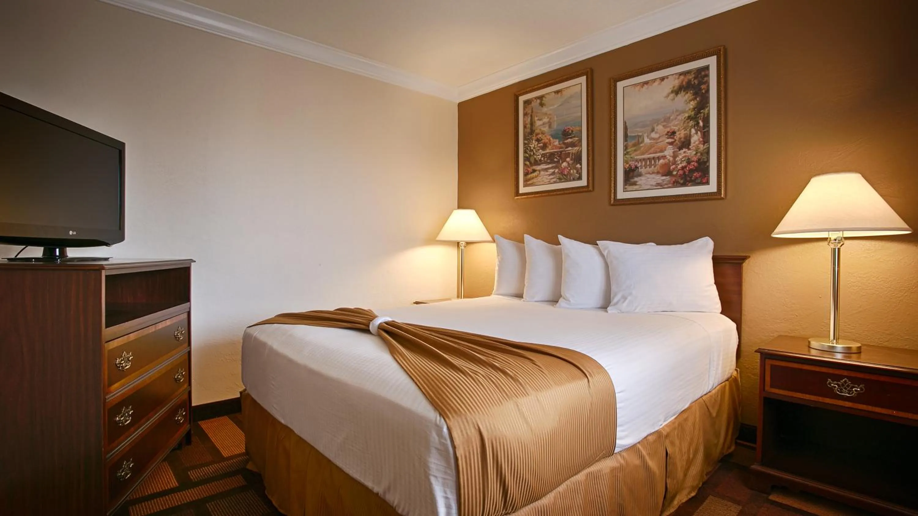 Bed in Days Inn & Suites by Wyndham Lodi