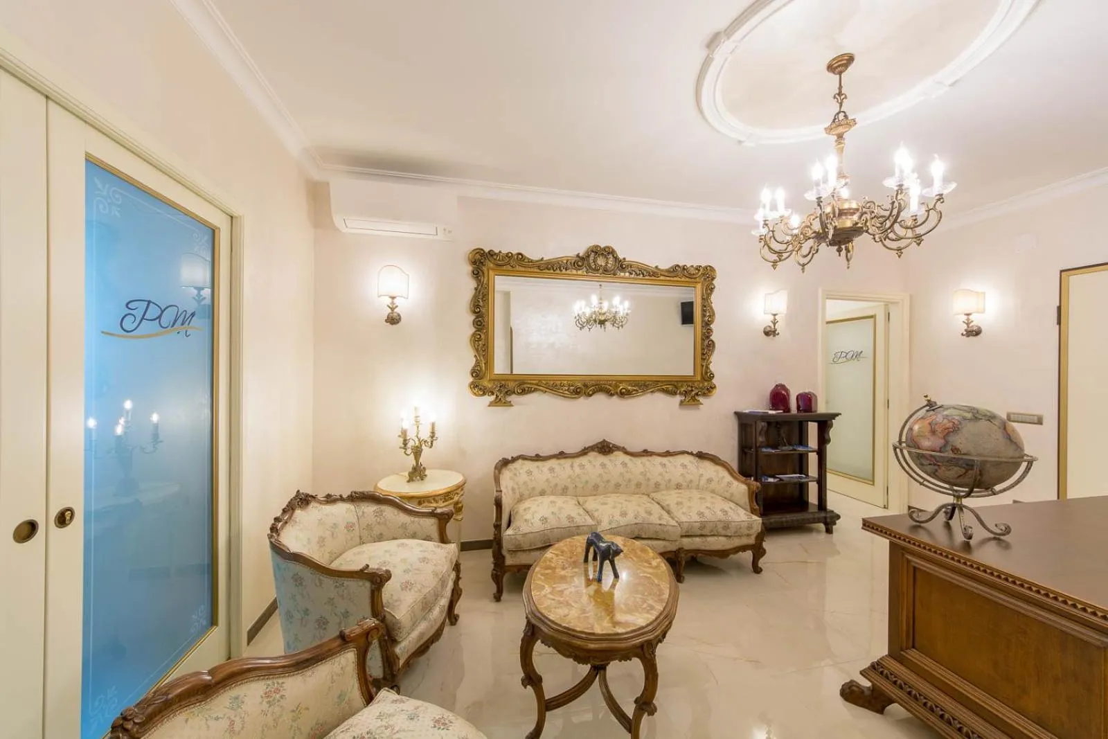 Lobby or reception in B&B Palazzo Montesanto