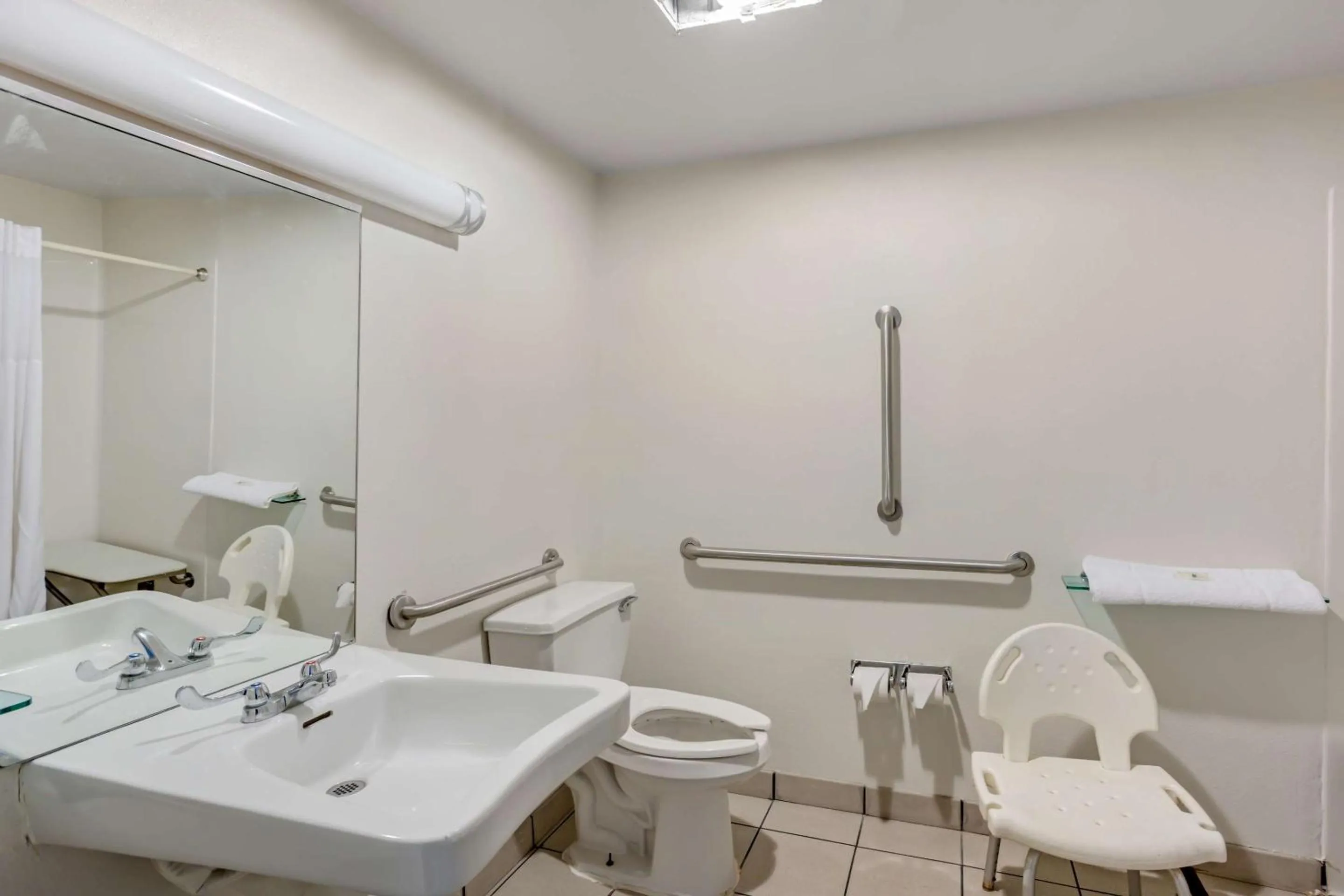 Bedroom in Quality Inn Enola - Harrisburg