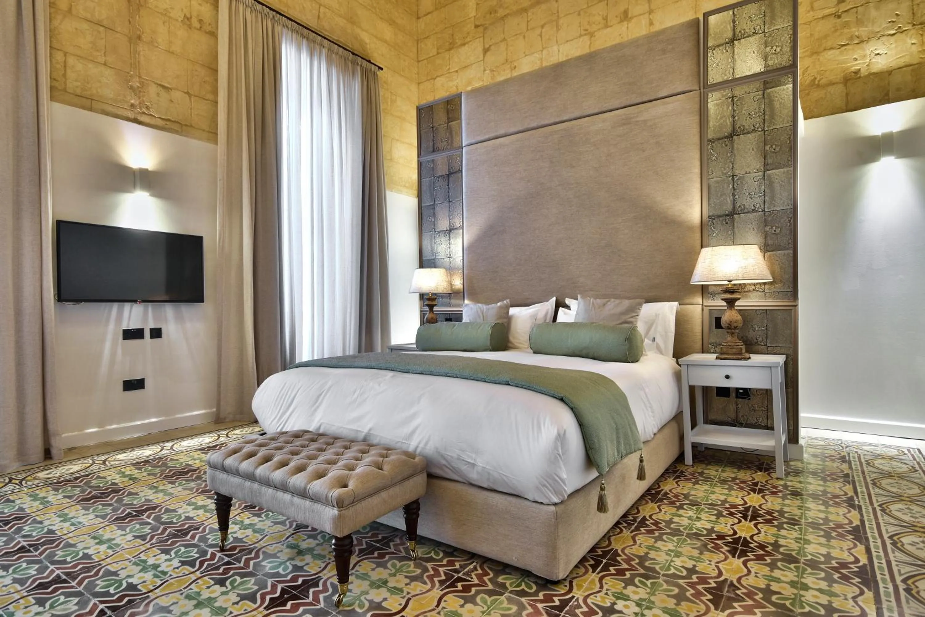 TV and multimedia, Bed in 66 Saint Paul's & Spa