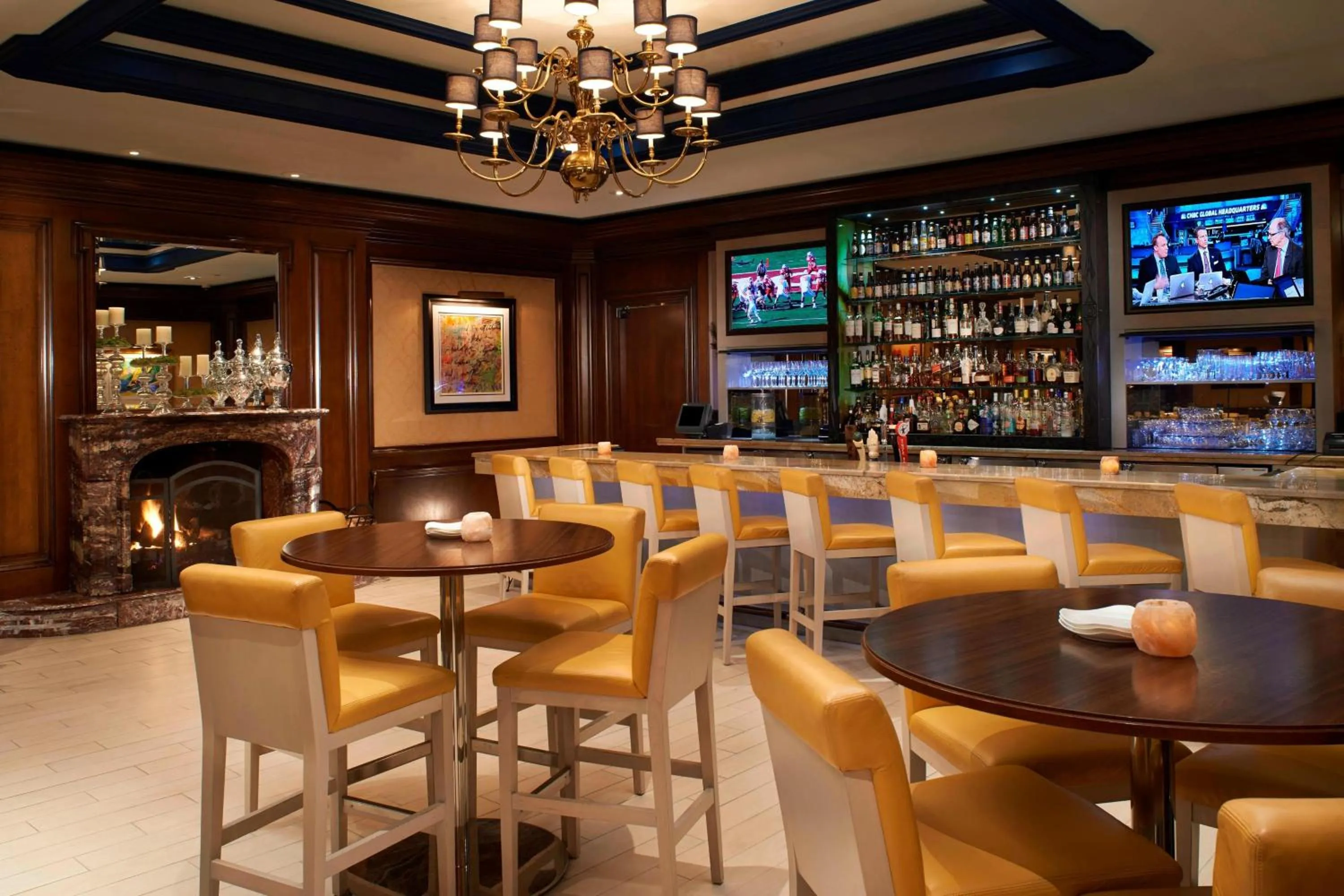 Lounge or bar in The Henry, Autograph Collection