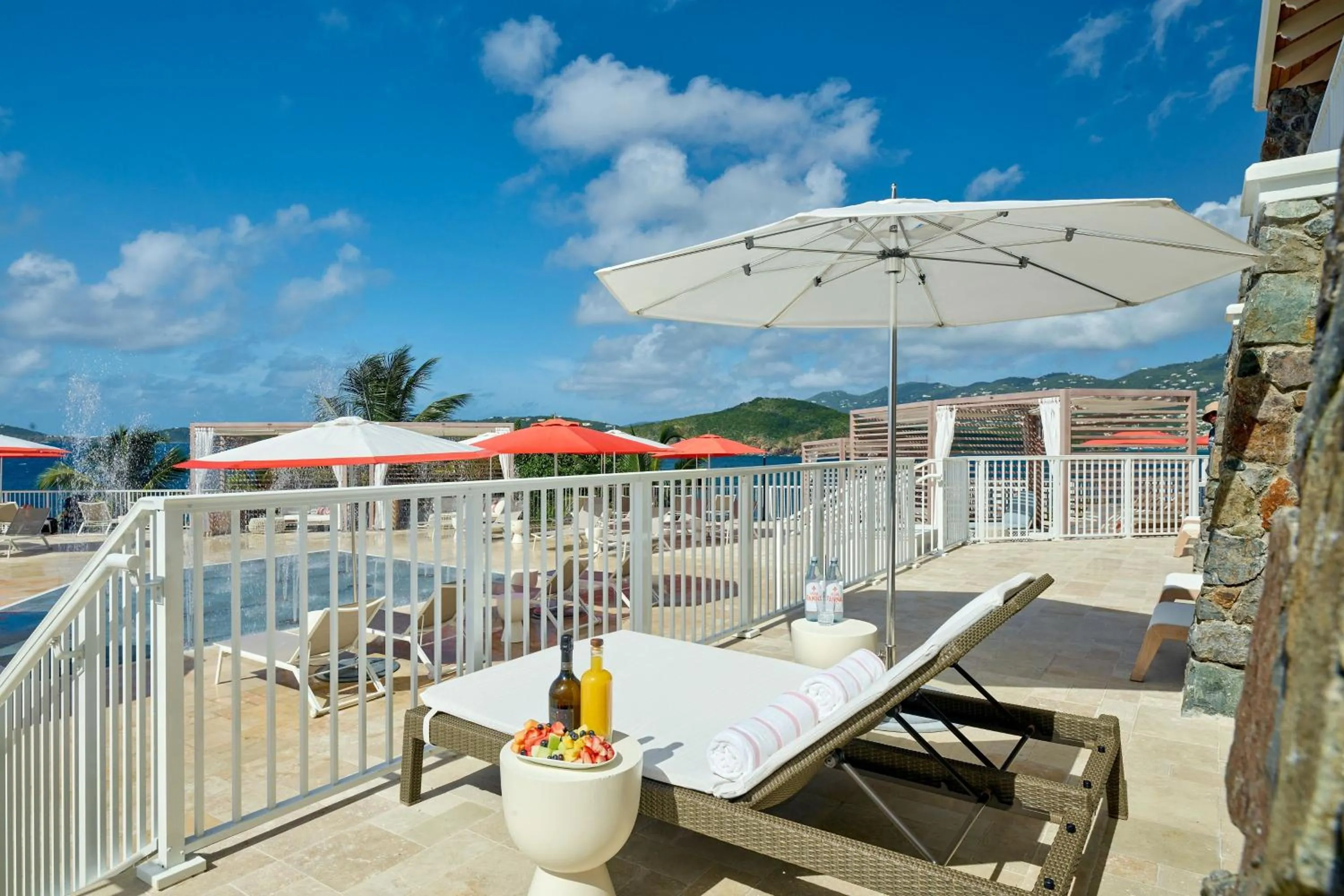 Lounge or bar in The Westin St Thomas Beach Resort & Spa