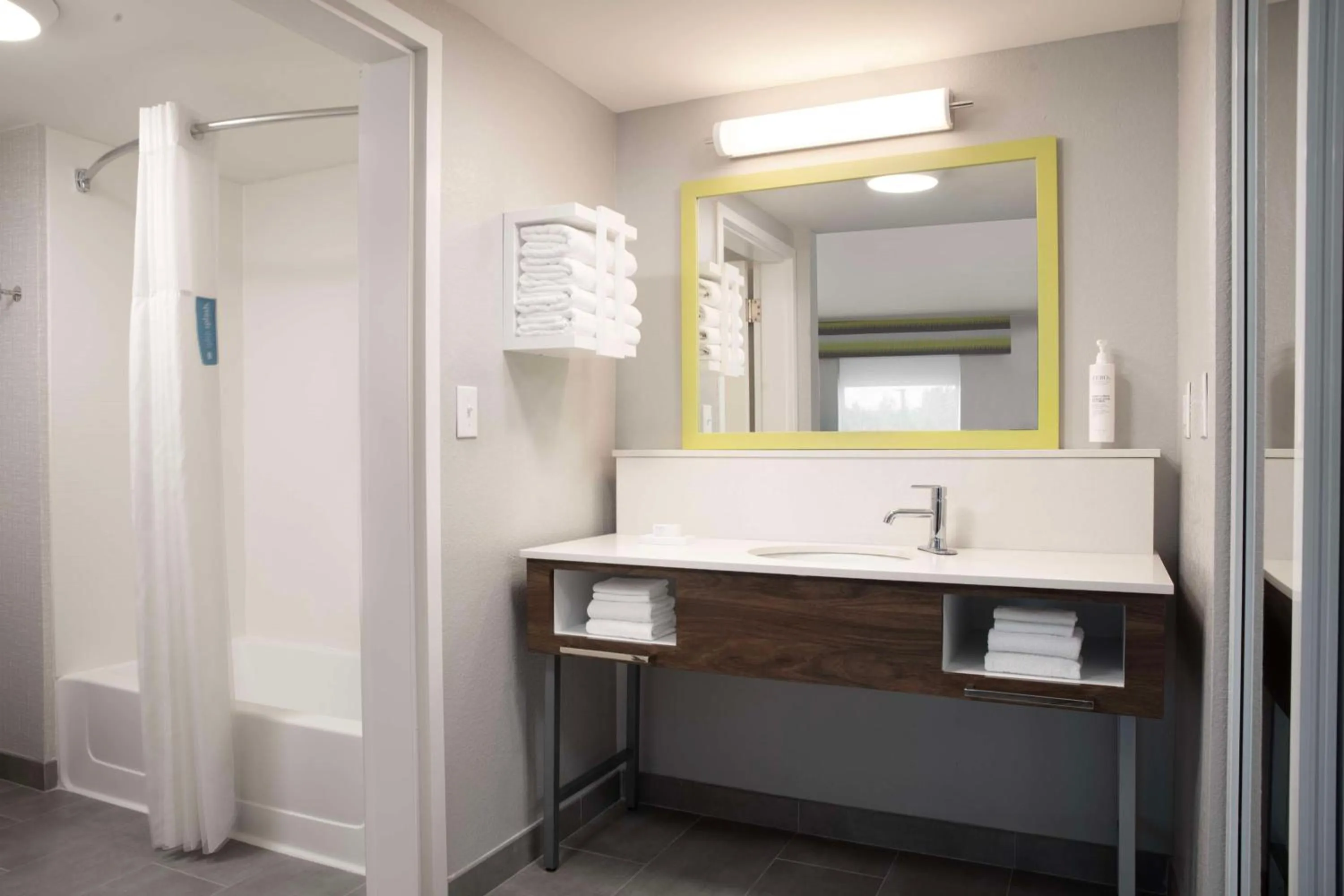 Bathroom in Hampton Inn Kingsland