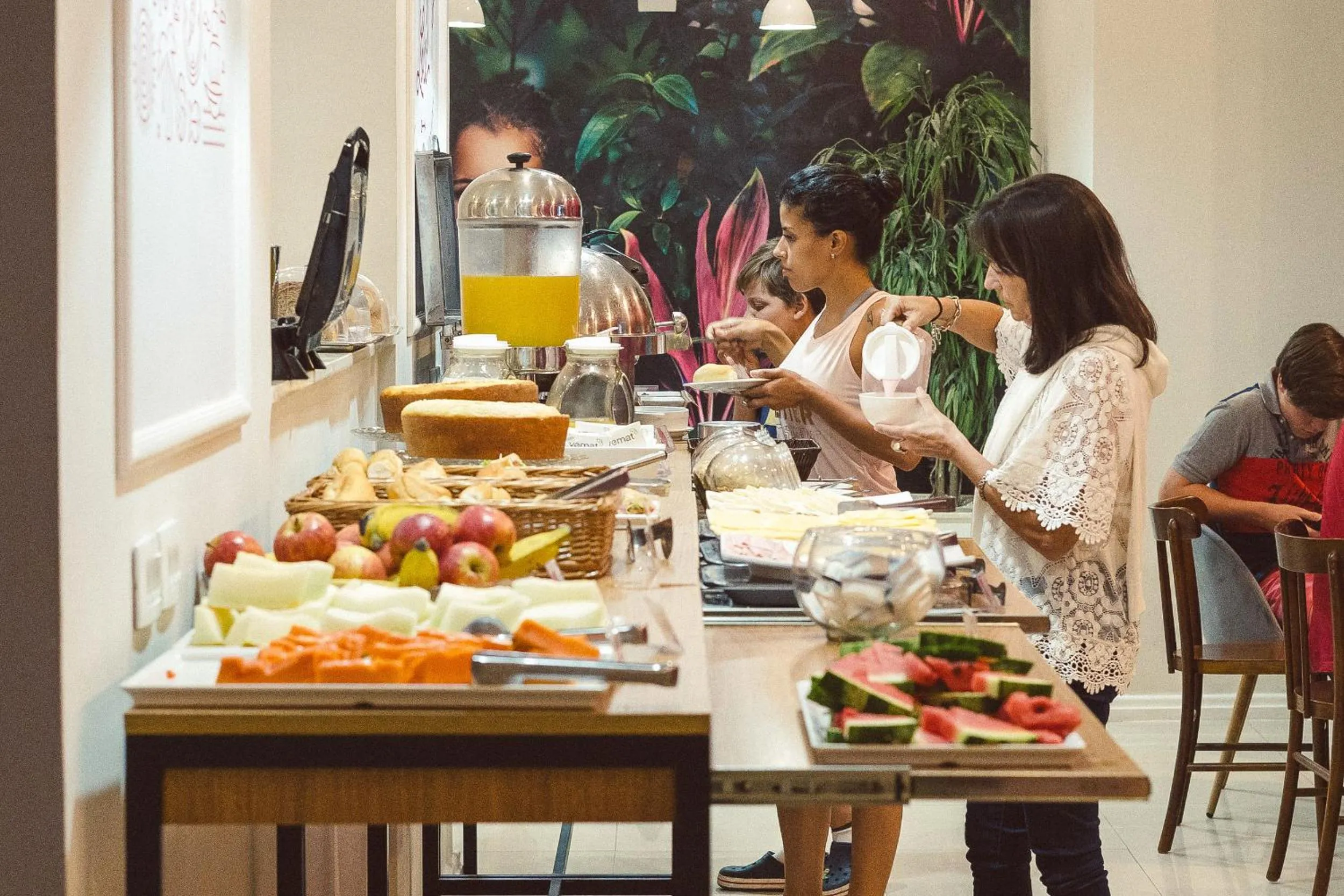 People in CLH Suites Domingos Ferreira