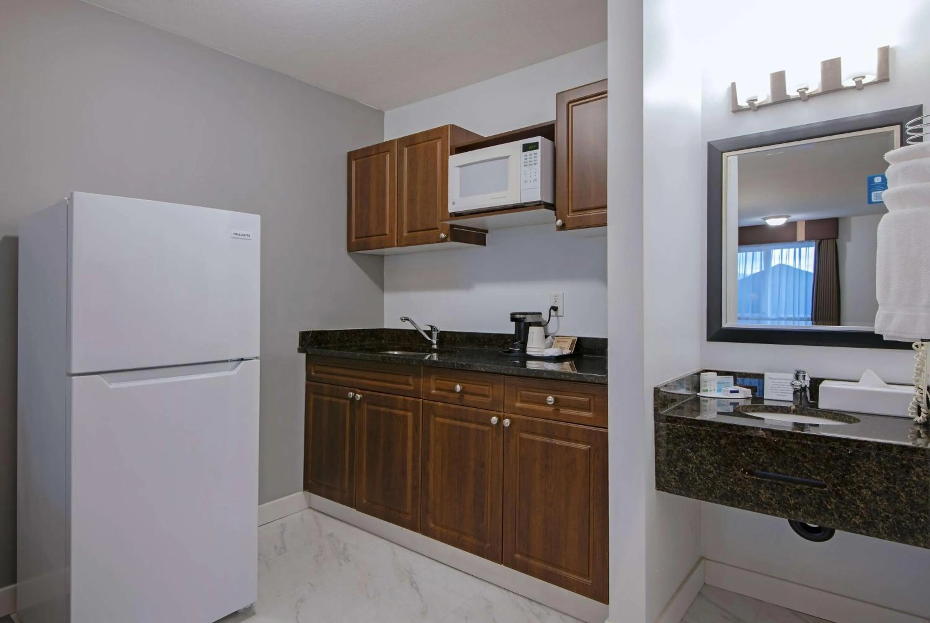 Photo of the whole room in Travelodge by Wyndham Kamloops Mountview