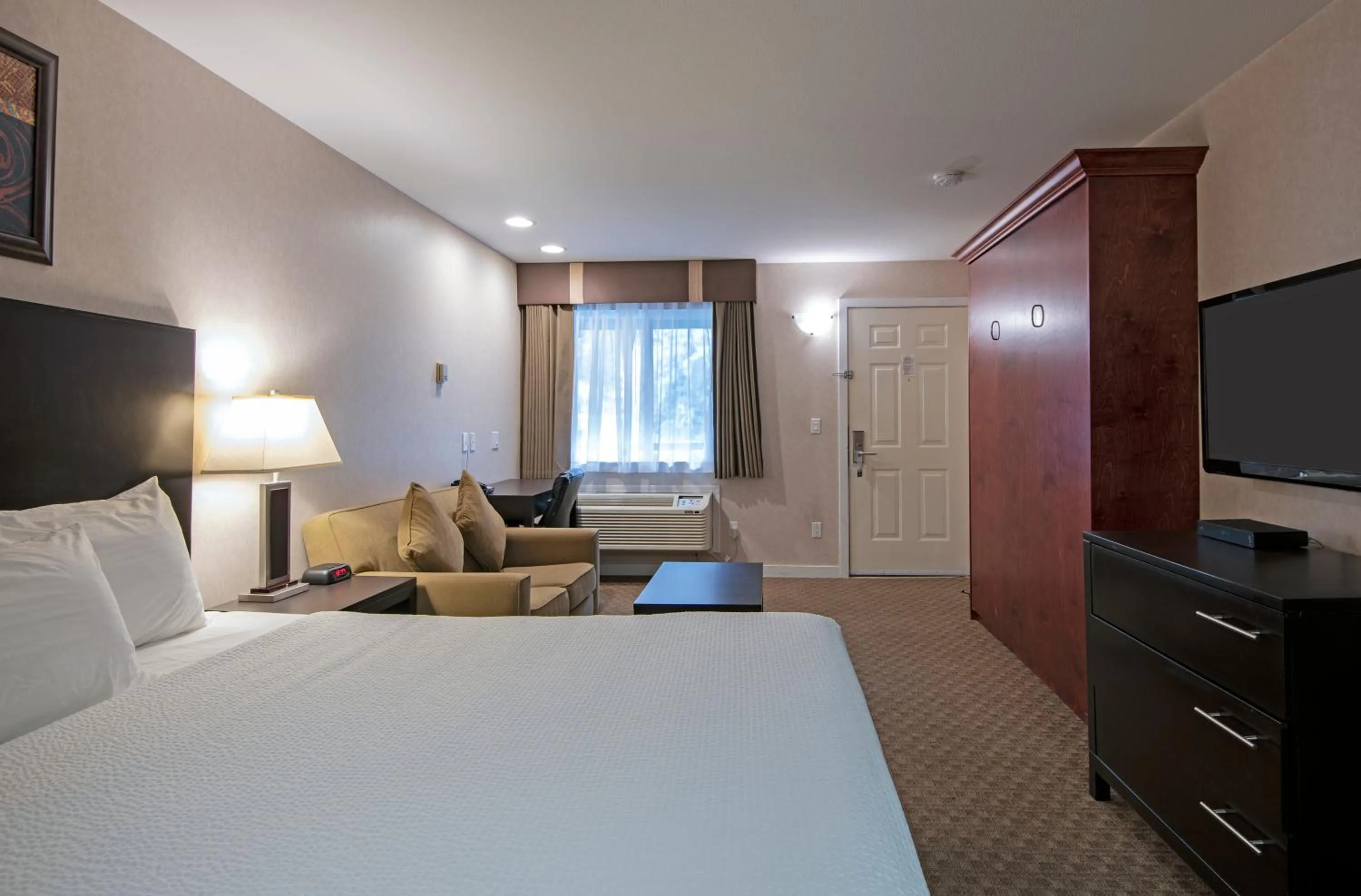 Bed in Travelodge by Wyndham Kamloops Mountview