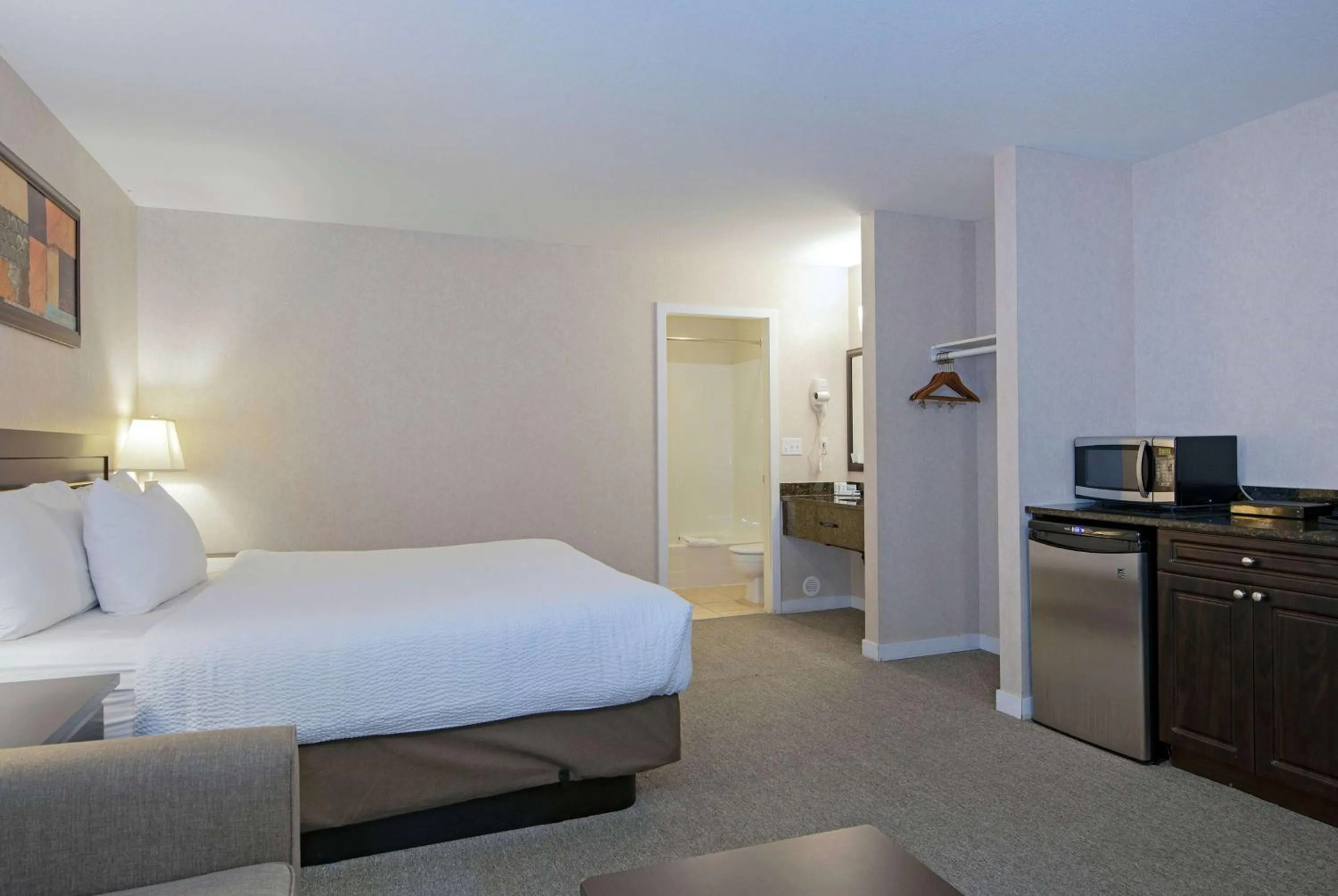 Photo of the whole room, Bed in Travelodge by Wyndham Kamloops Mountview