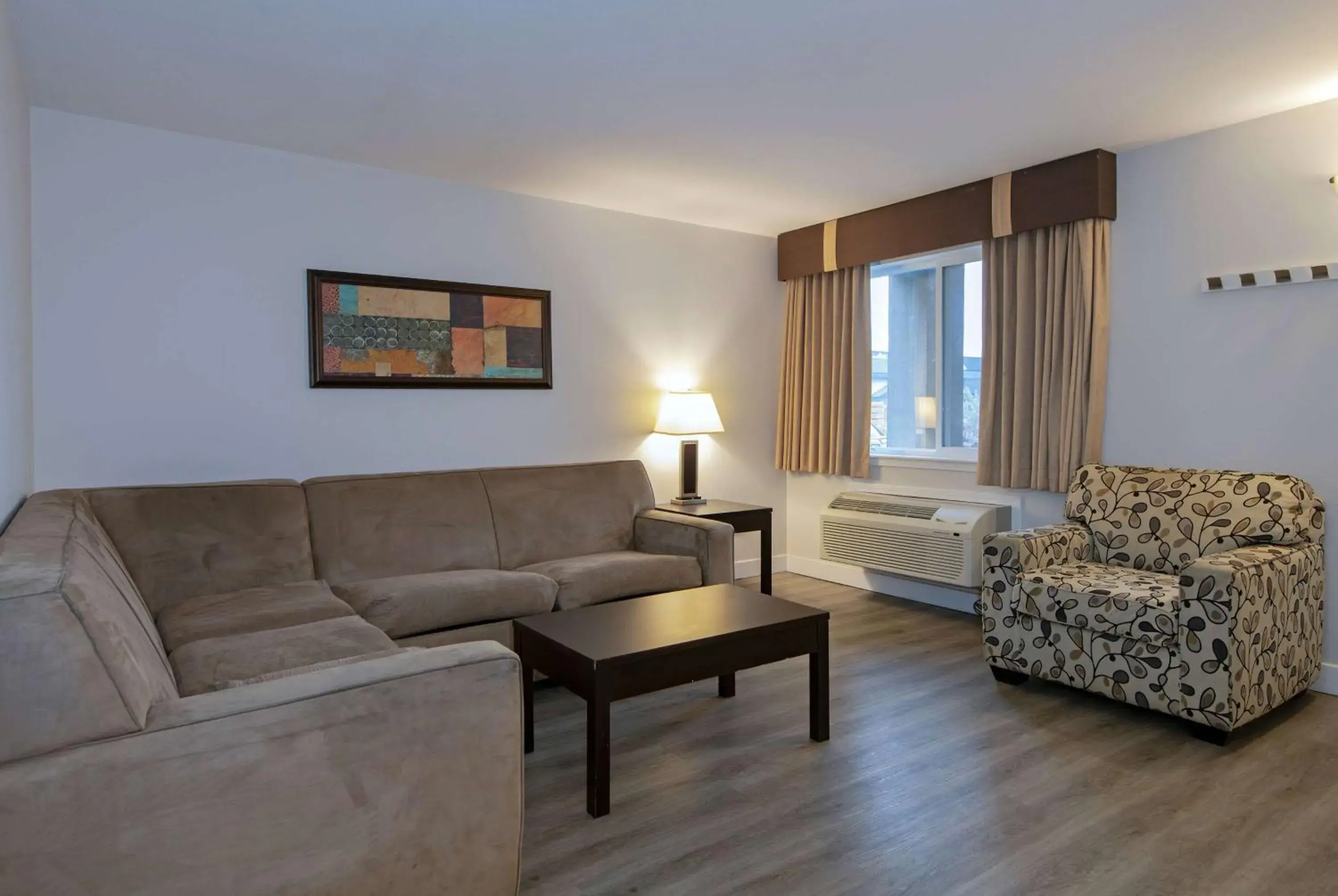 One Bedroom Suite with Kitchenette in Travelodge by Wyndham Kamloops Mountview One Bedroom Suite with Kitchenette in Travelodge by Wyndham Kamloops Mountview