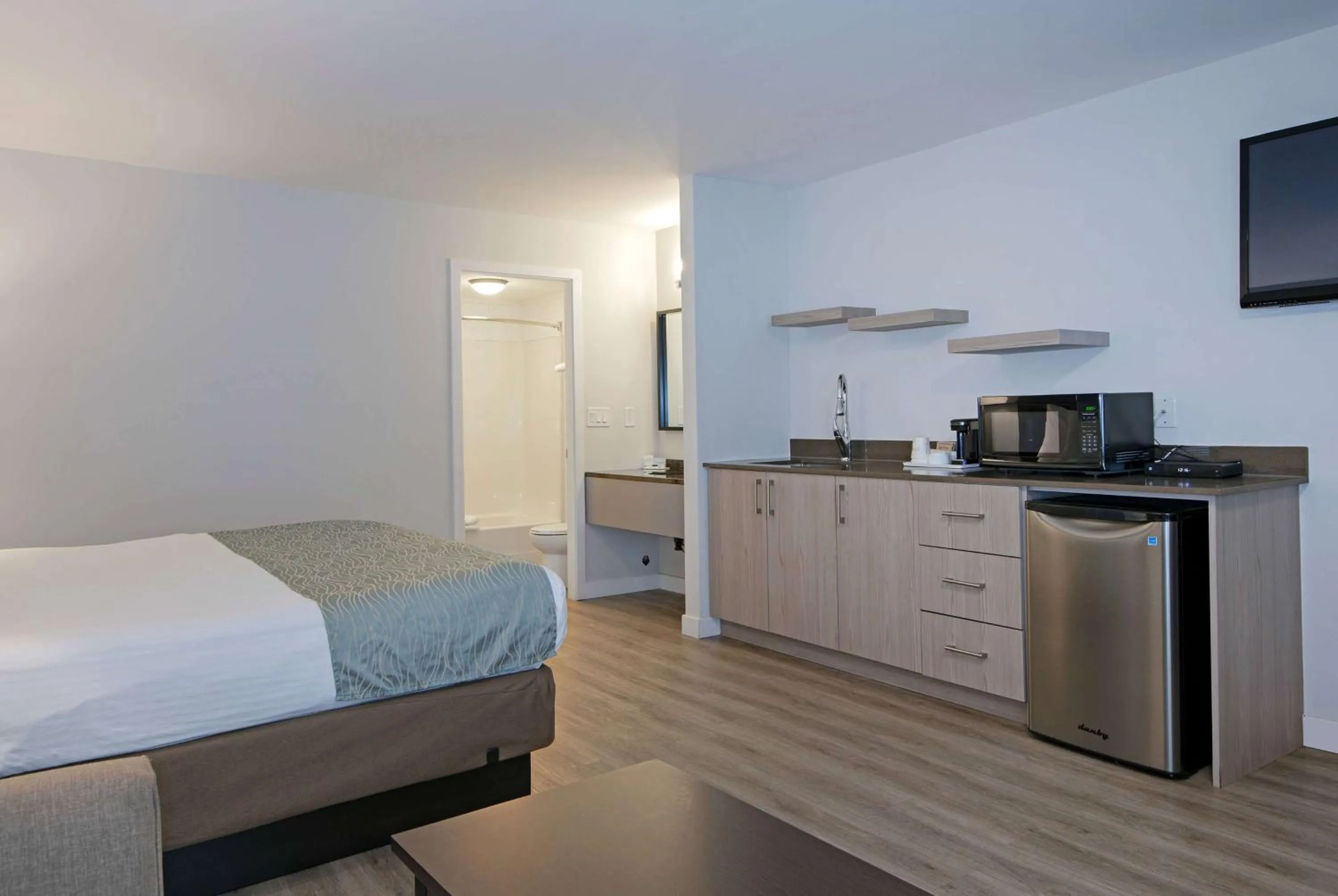 Photo of the whole room, Bed in Travelodge by Wyndham Kamloops Mountview