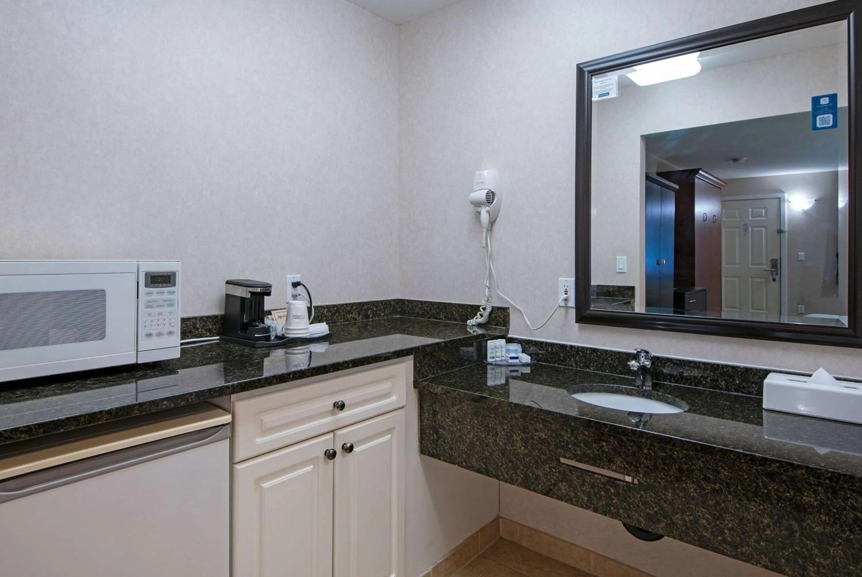 Photo of the whole room in Travelodge by Wyndham Kamloops Mountview