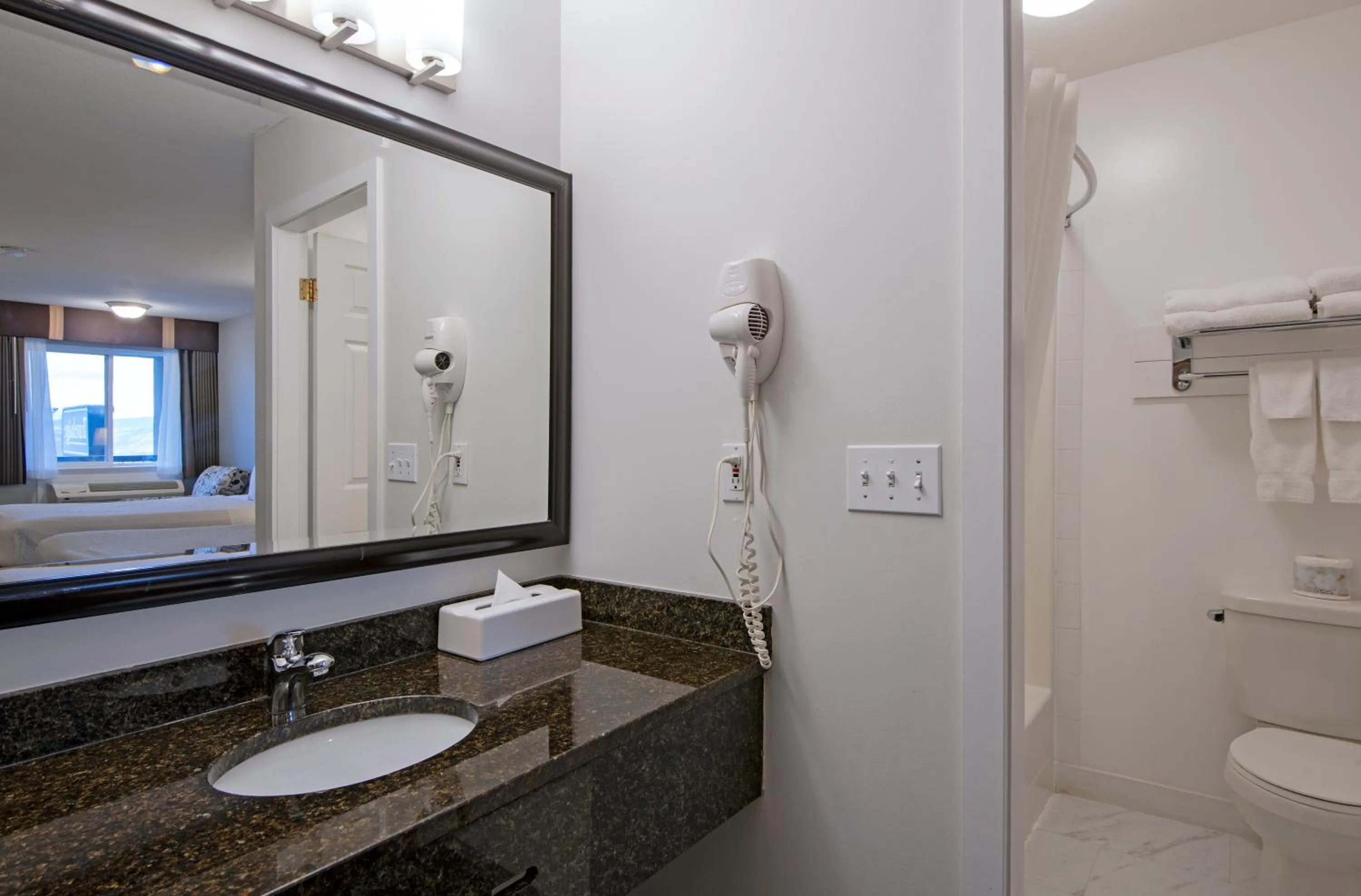 Travelodge by Wyndham Kamloops Mountview