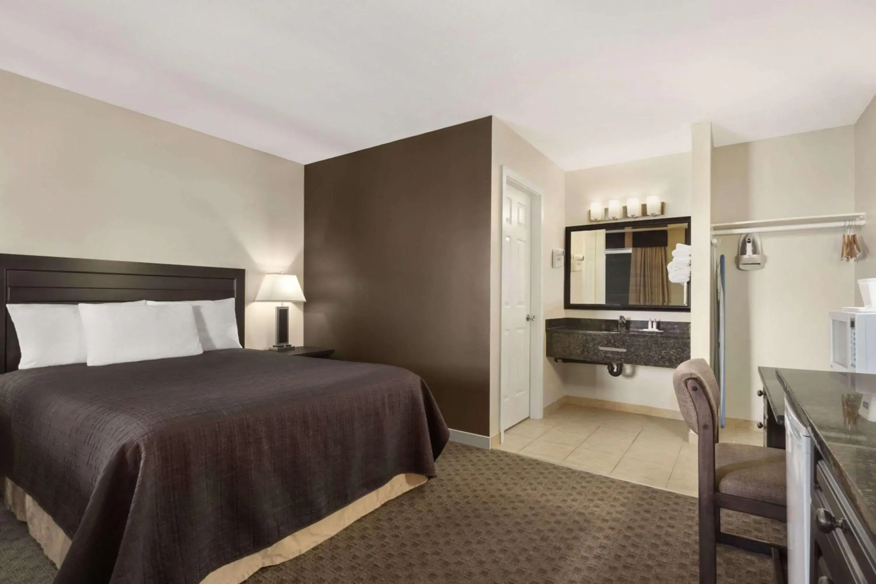 Queen Room in Travelodge by Wyndham Kamloops Mountview Queen Room in Travelodge by Wyndham Kamloops Mountview