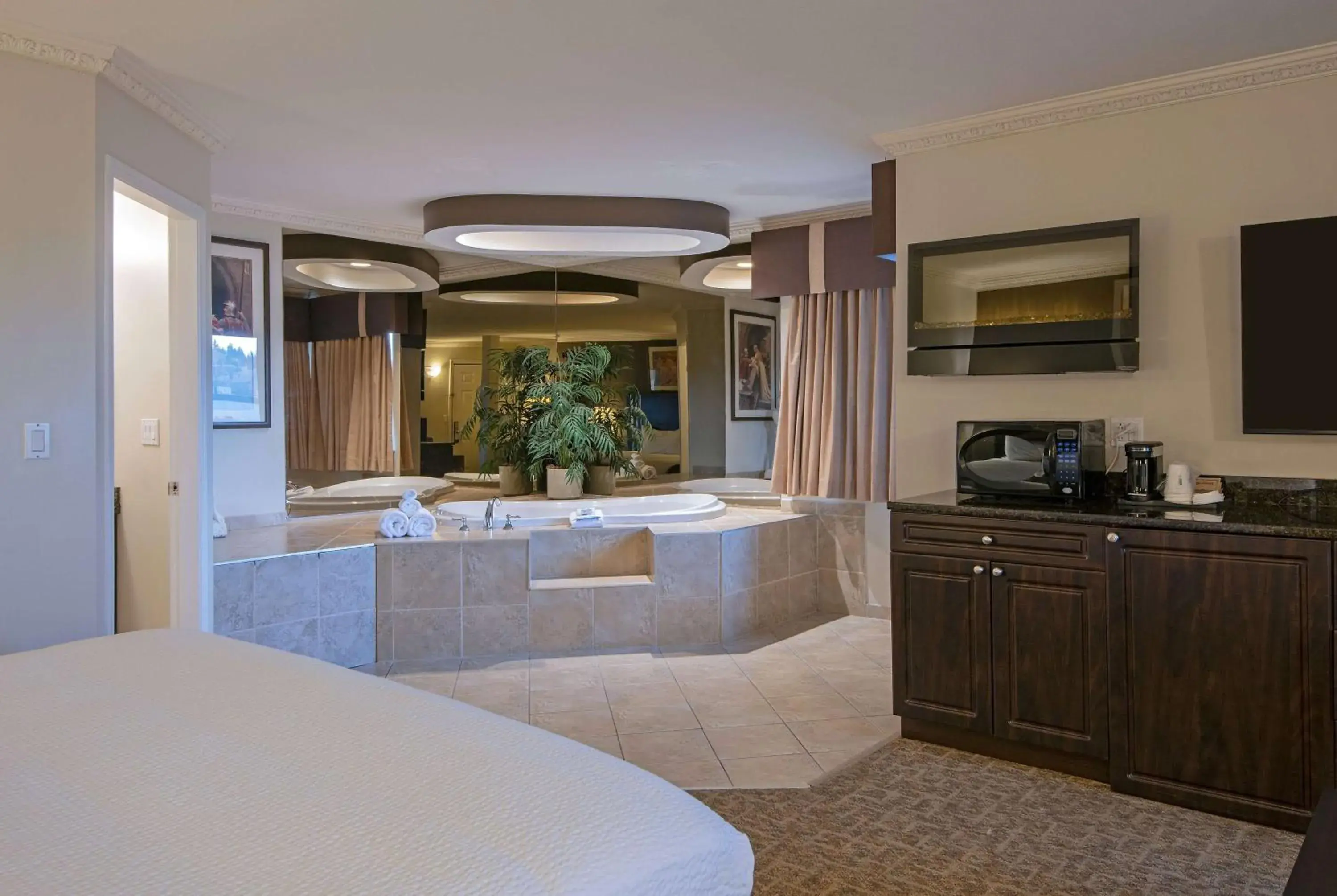 King Suite with Jacuzzi in Travelodge by Wyndham Kamloops Mountview King Suite with Jacuzzi in Travelodge by Wyndham Kamloops Mountview